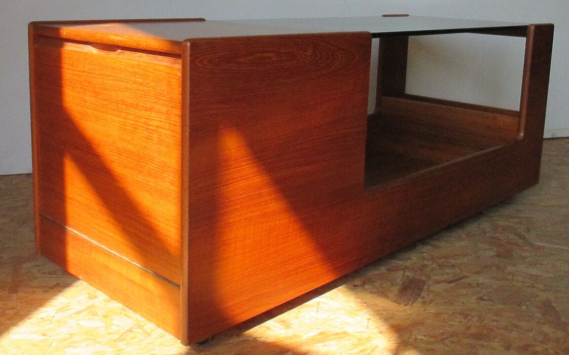 Coffee table on wheels 70