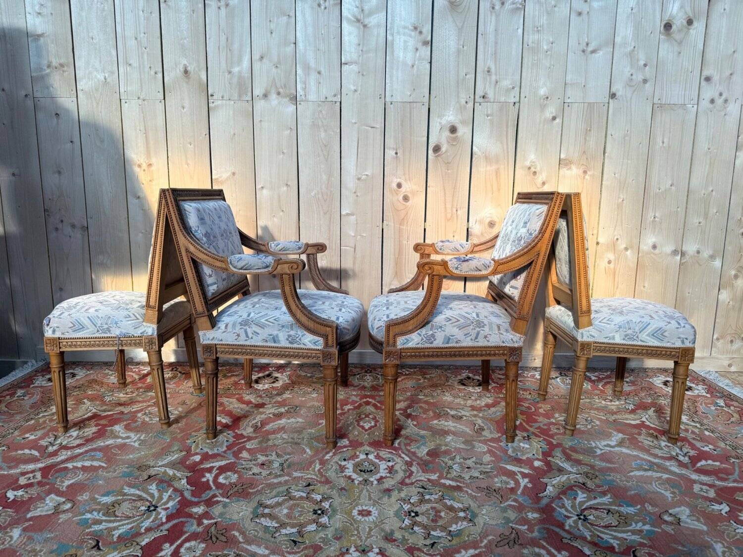 Ensemble 4 sièges – Style Louis XVI – Bois sculpté – Fin XIXe / Début XXe
