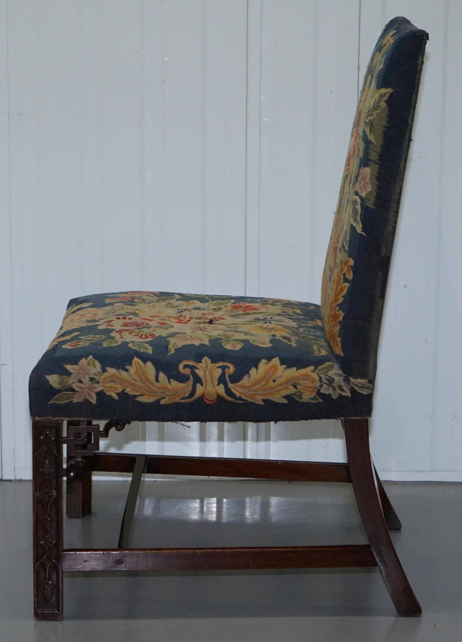 Paire de chaises Thomas Chippendale époque 1760 brodées sculptées