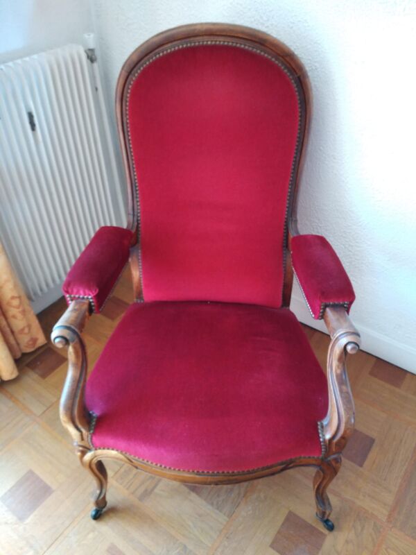 Fauteuil d'époque avec son repose pieds assorti