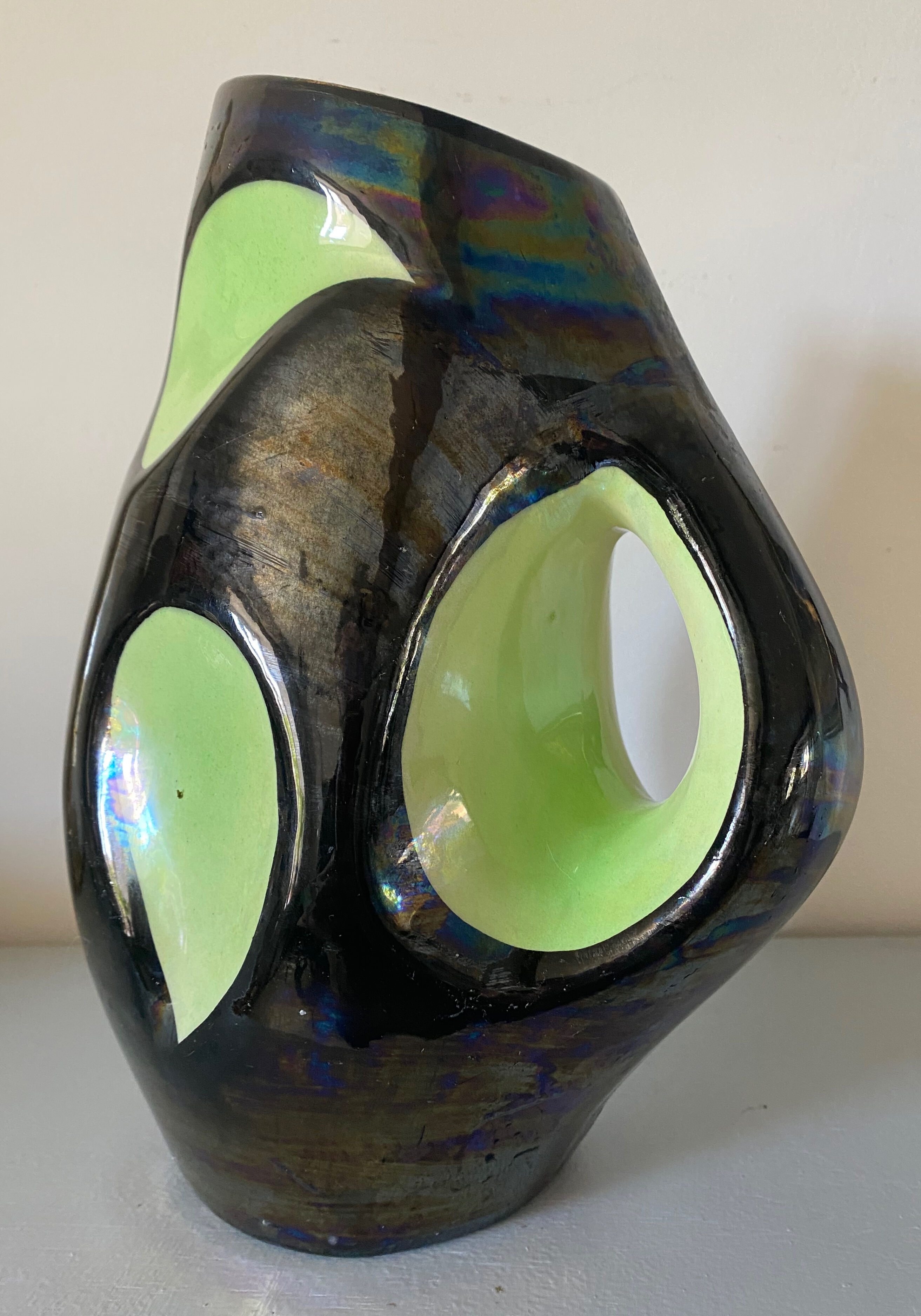 Pichet Vase céramique design 1960 (Vallauris ?) noir irisé et vert Space age
