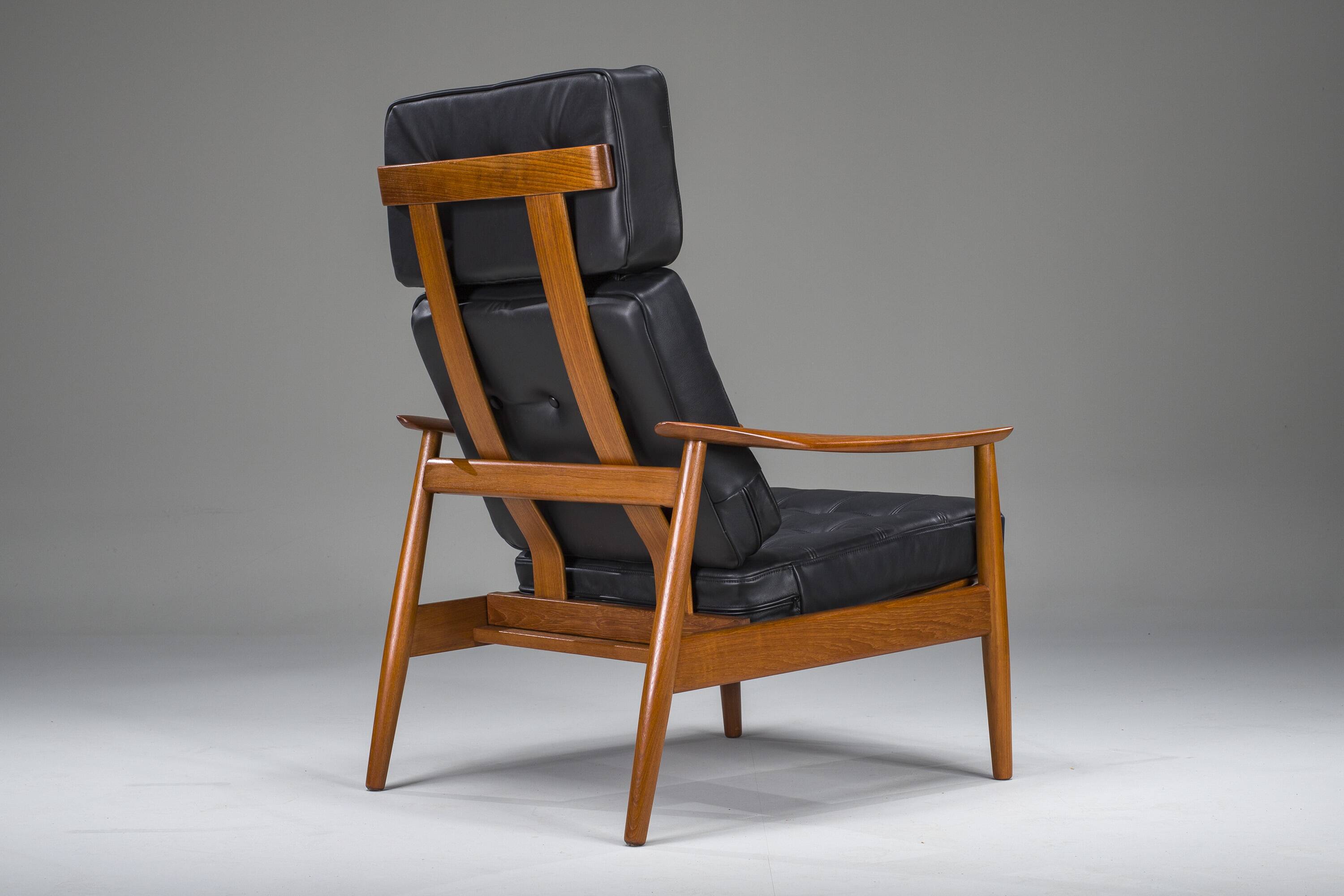 Mid-Century Modern FD 164 Armchair in Teak and Black Leather by Arne Vodder