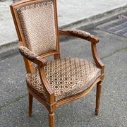 Fauteuil en bois massif et velours style Louis XVI