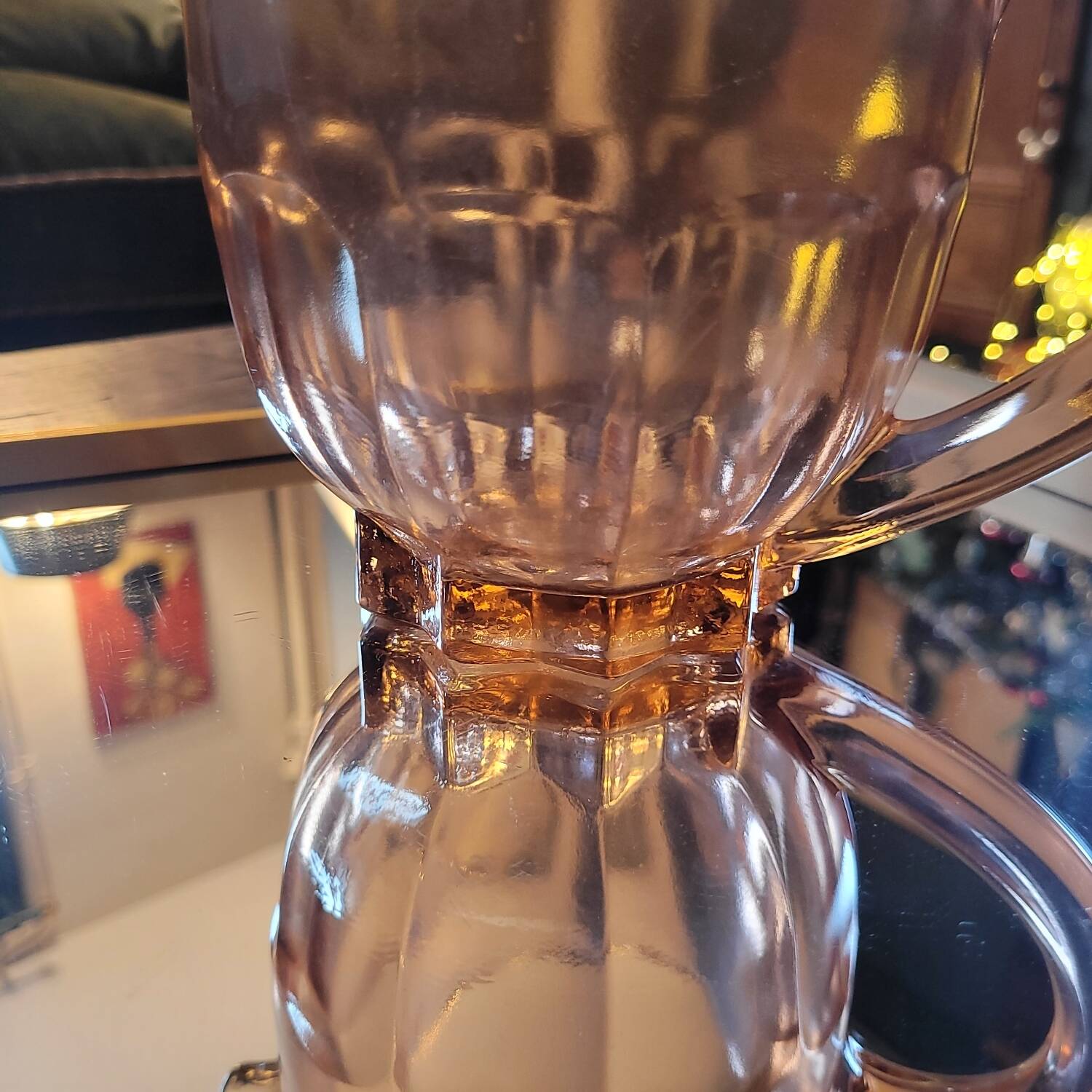 Pichet en verre rose moulé — années 50