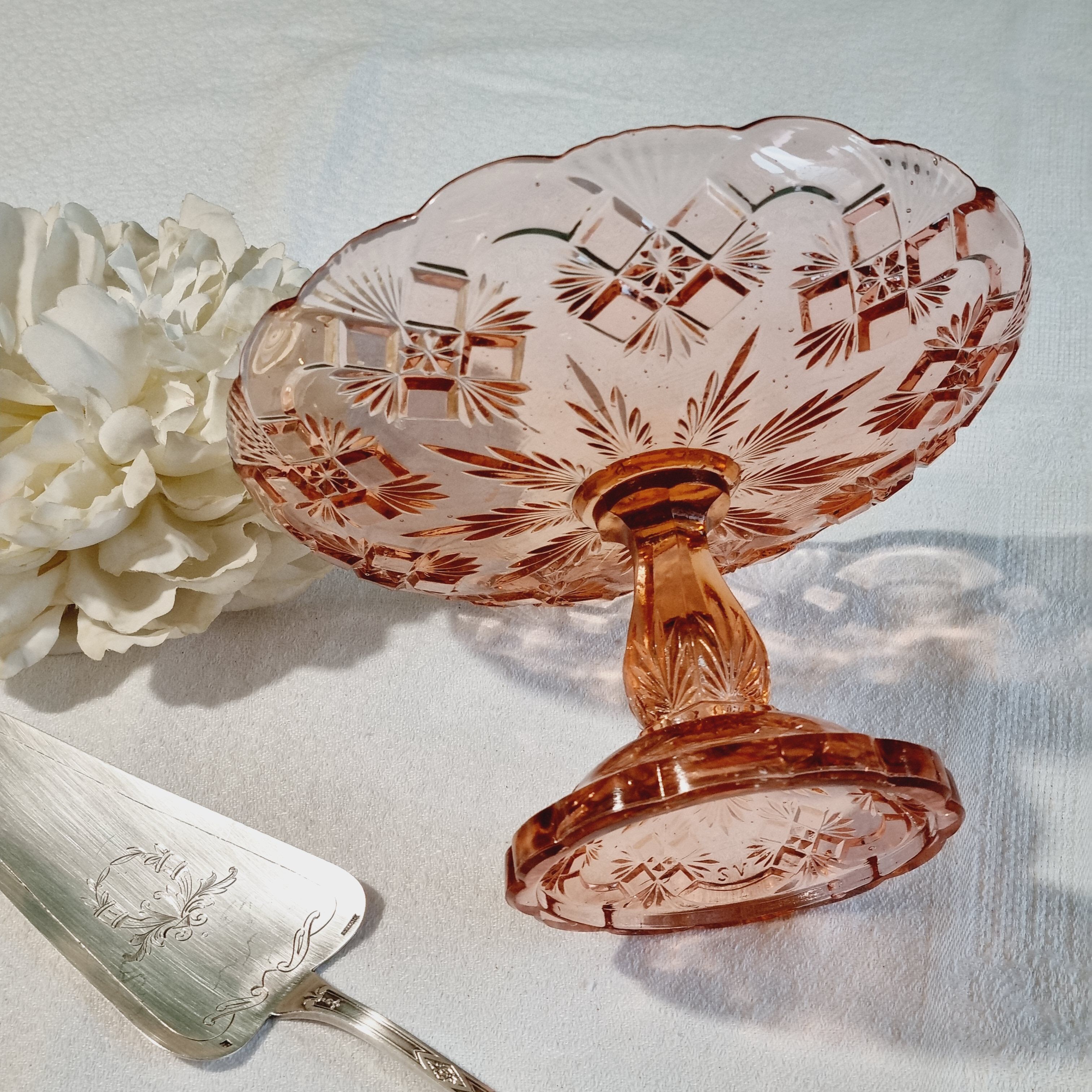Flat on pink glass piedouche SV