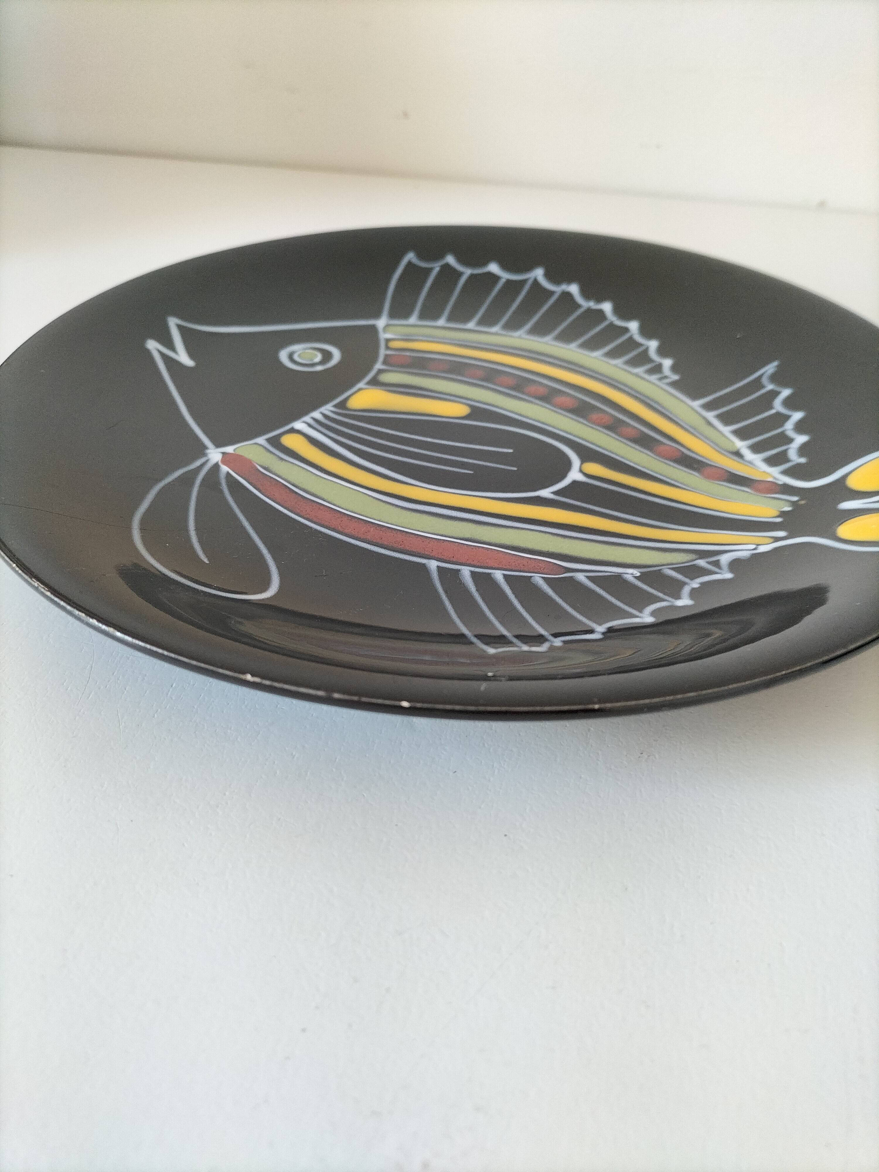 Black faience plate with stylised fish, Ty Breiz spirit from the 1960s.