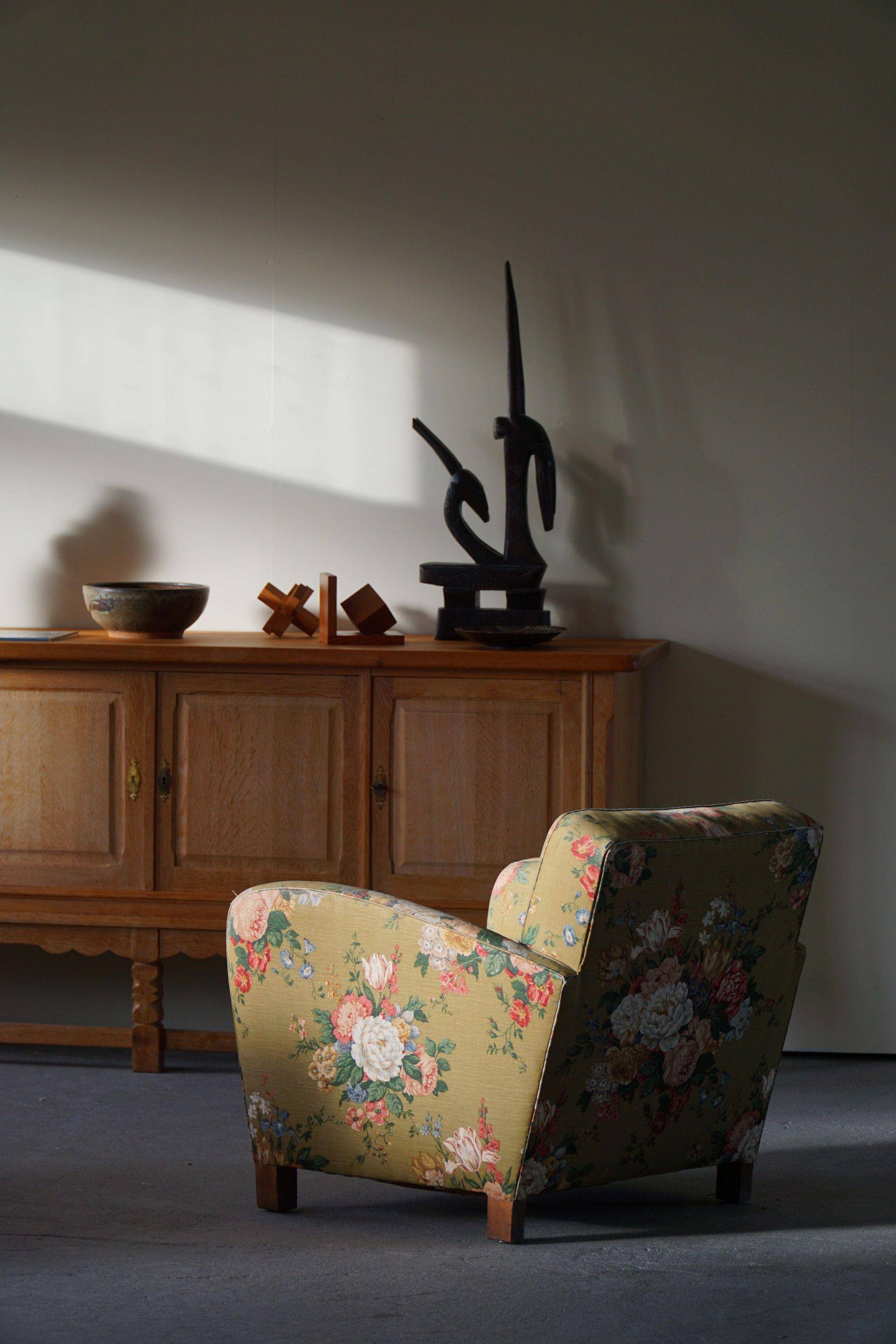 Modern Danish pair of curved lounge chairs, original fabric, Fritz Hansen, 1940.