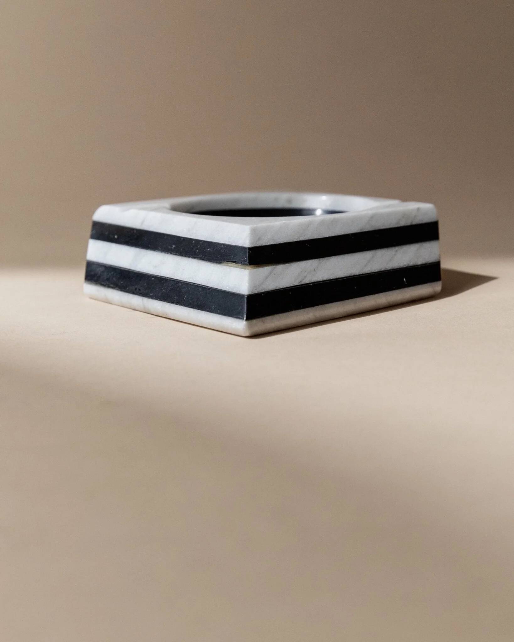 Cendrier vintage en marbre - illusion d’optique rayée noir et blanc - Art déco Italie années 1930
