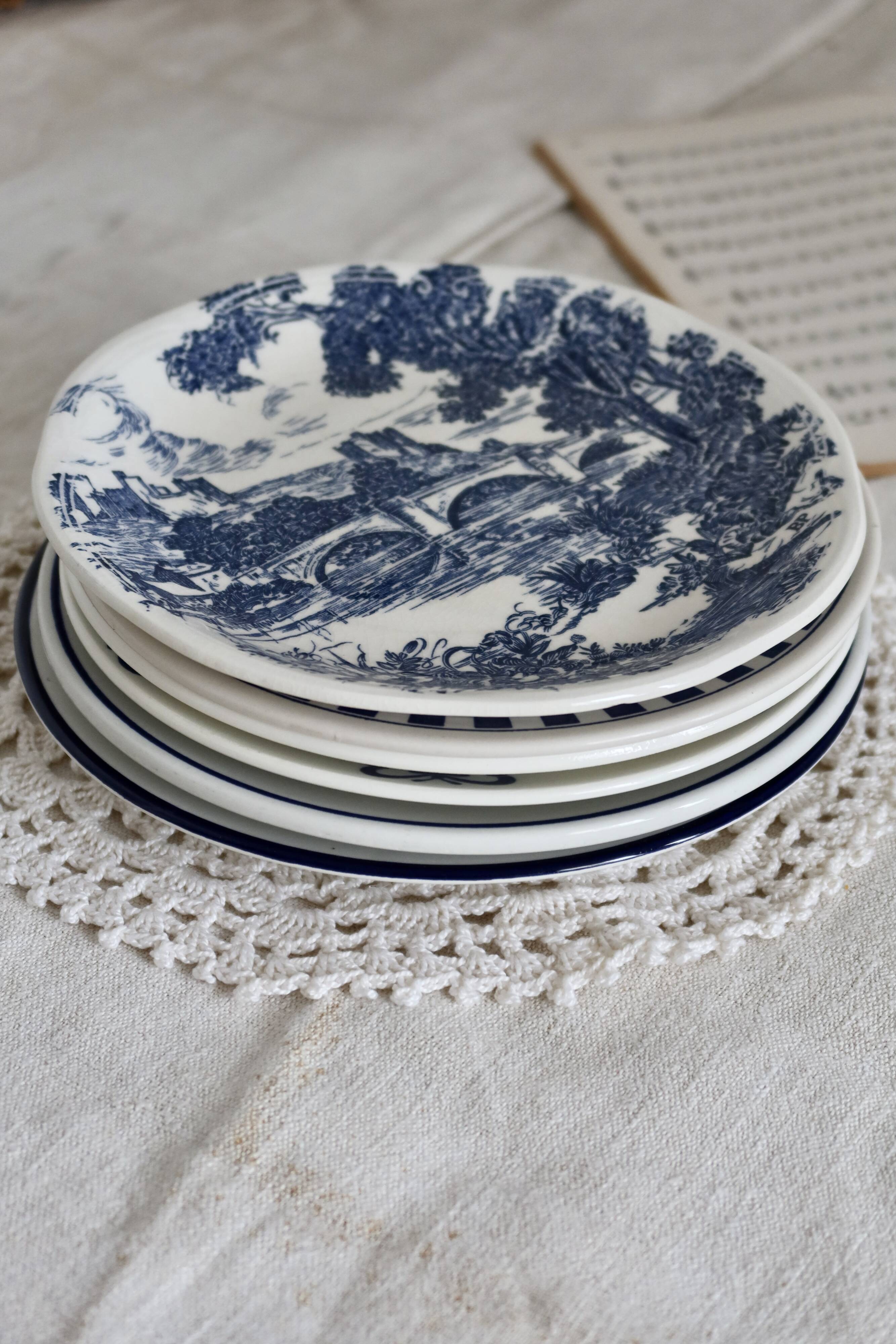 6 blue and white earthenware and porcelain dessert plates