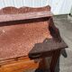 Meuble de toilette ancien en bois et marbre rouge