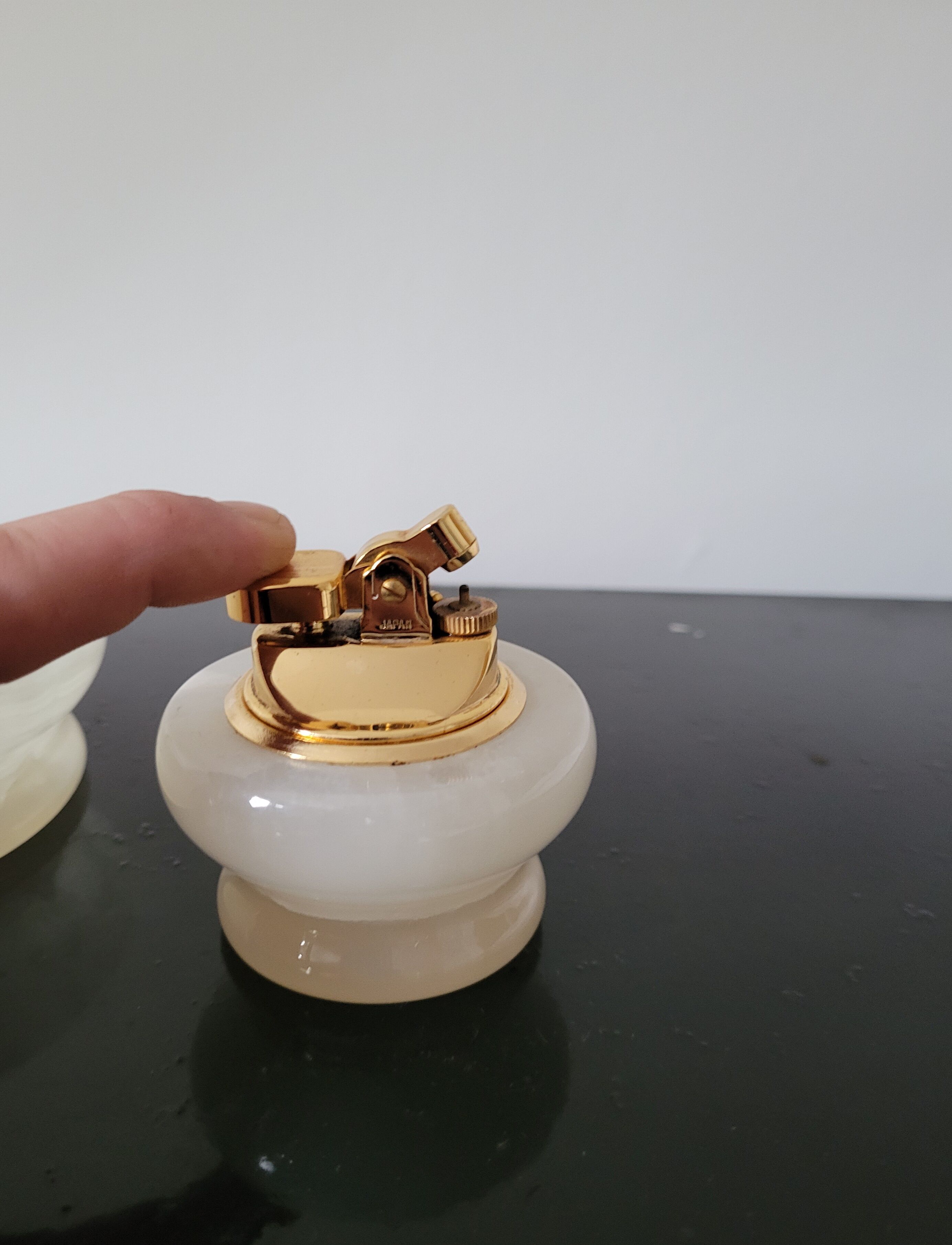 Ashtray and lighter in albatre