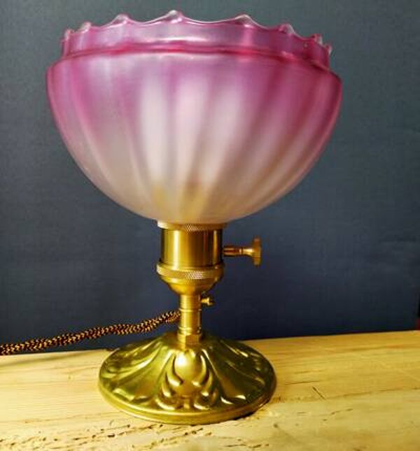 Lampe à poser abat-jour rose dentelé