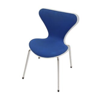 Series 7 blue chair by Arne Jacobsen for Fritz Hansen