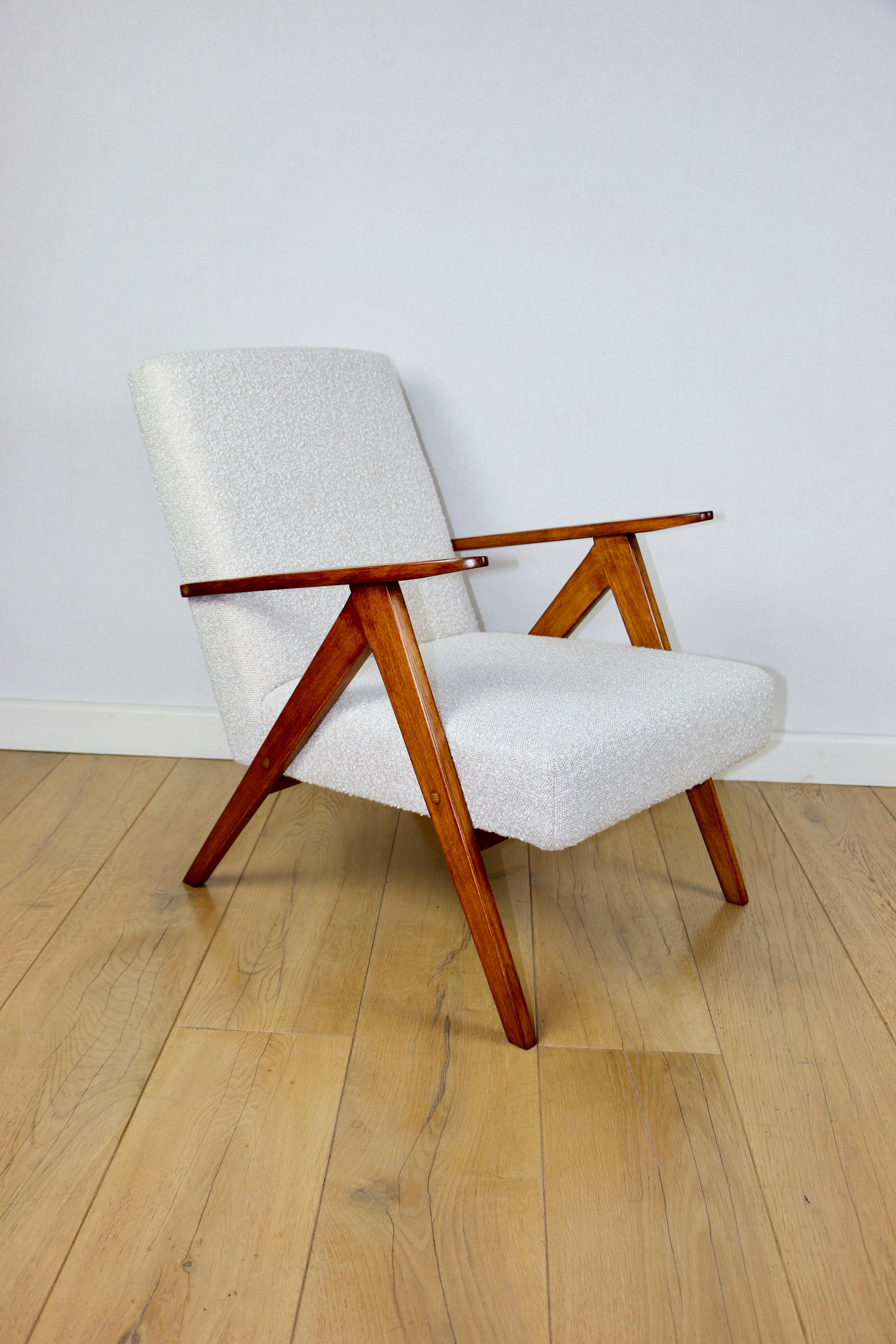 Vintage armchair B-310 VAR white structural boucle 1970s - beech-coloured wood