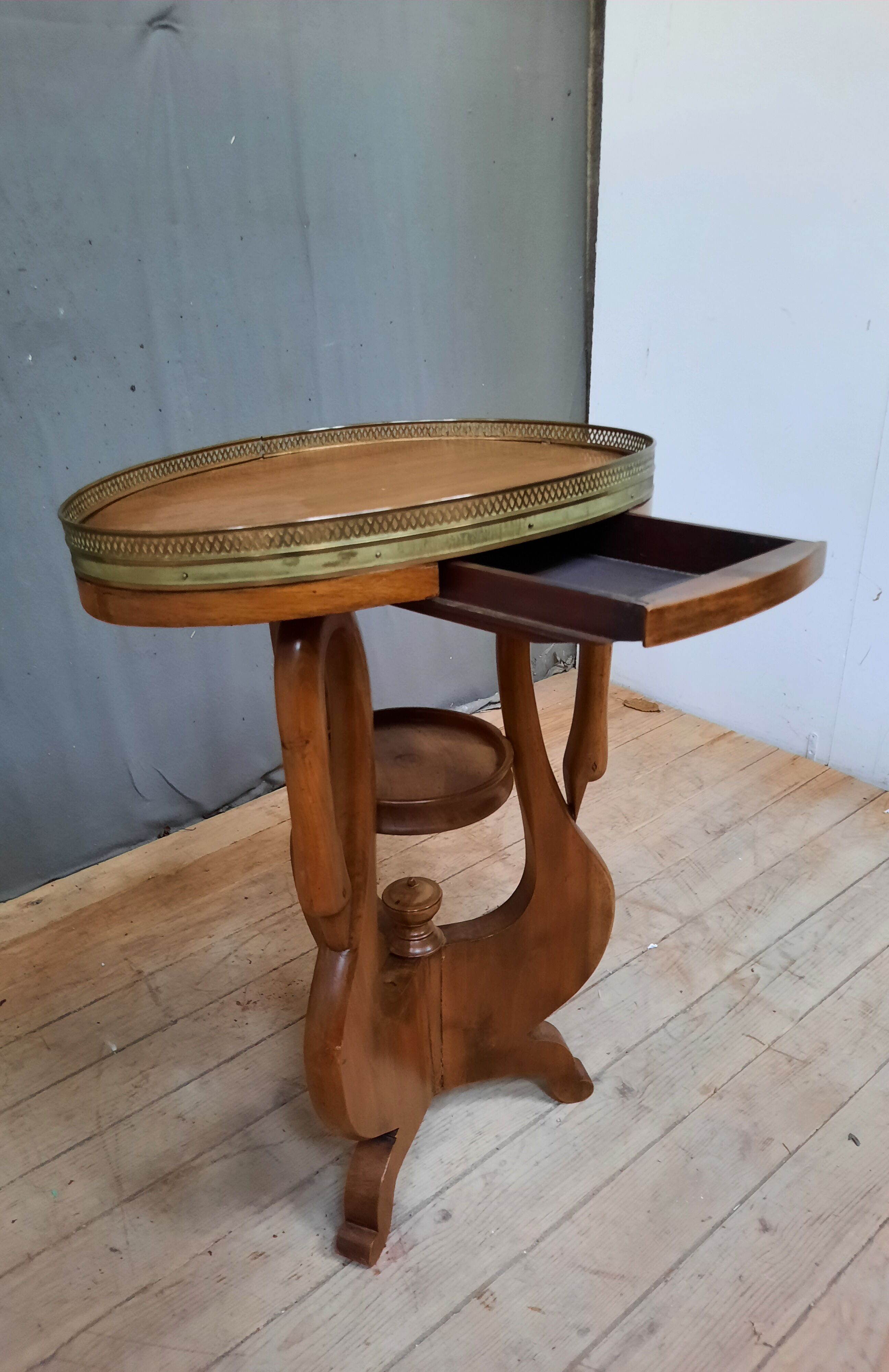 Mahogany gueridon with swan motif