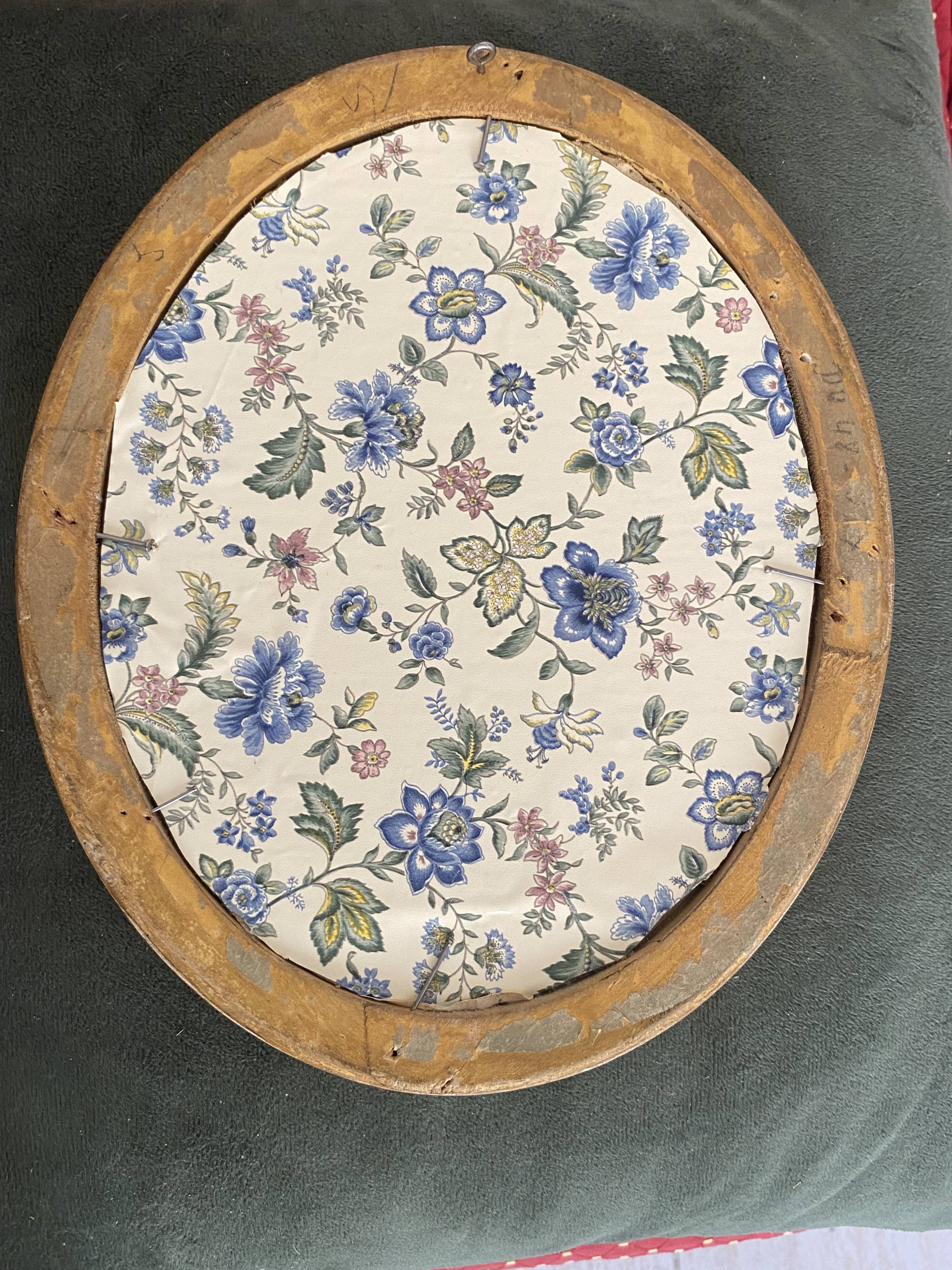 Oval mirror in gilded wood.