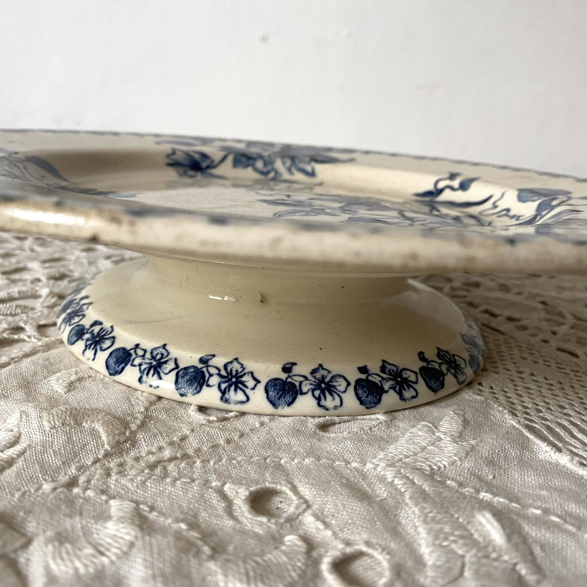 Plat , compotier terre de fer Bordeaux , clématites