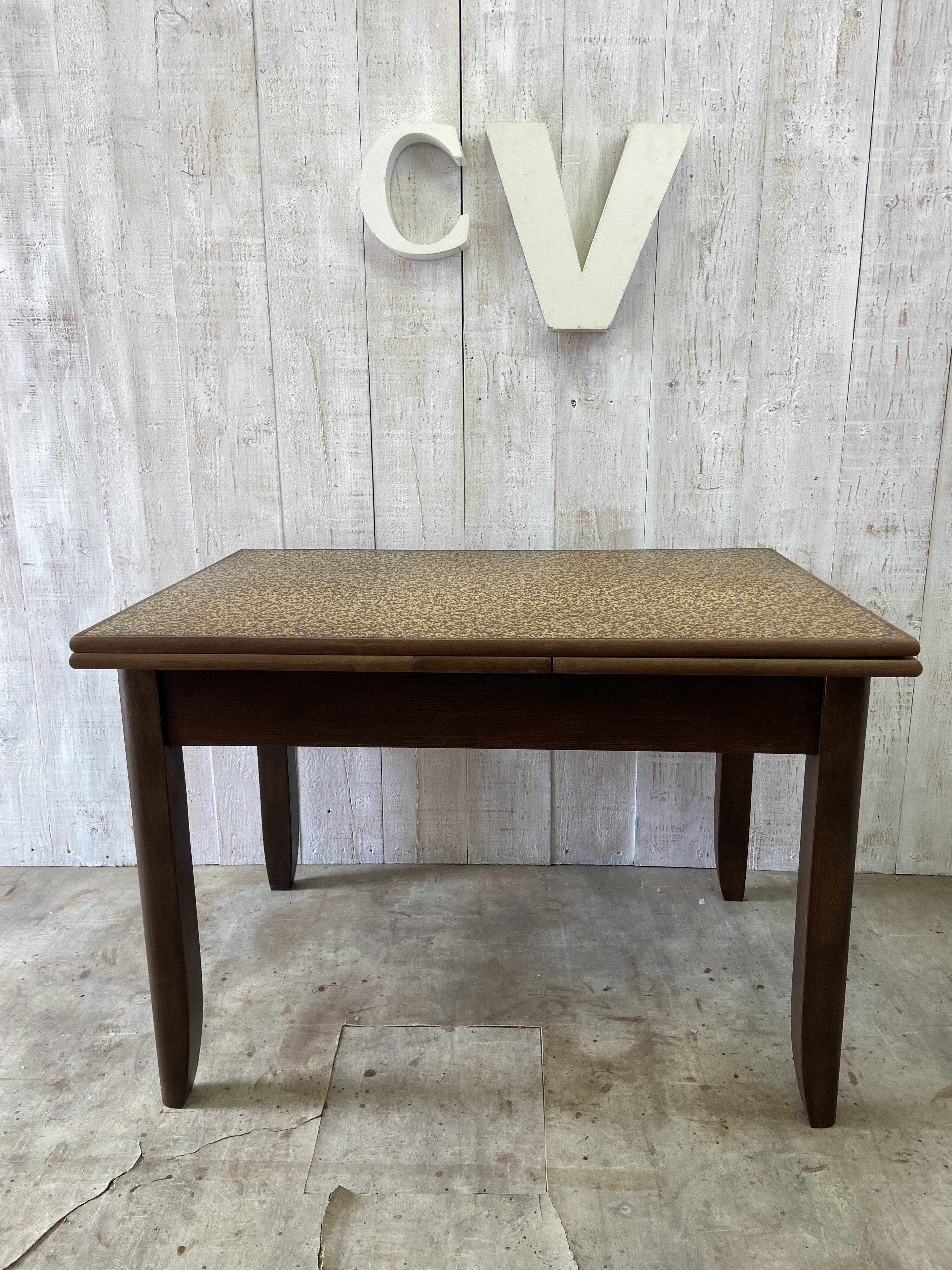 Extendable farm table