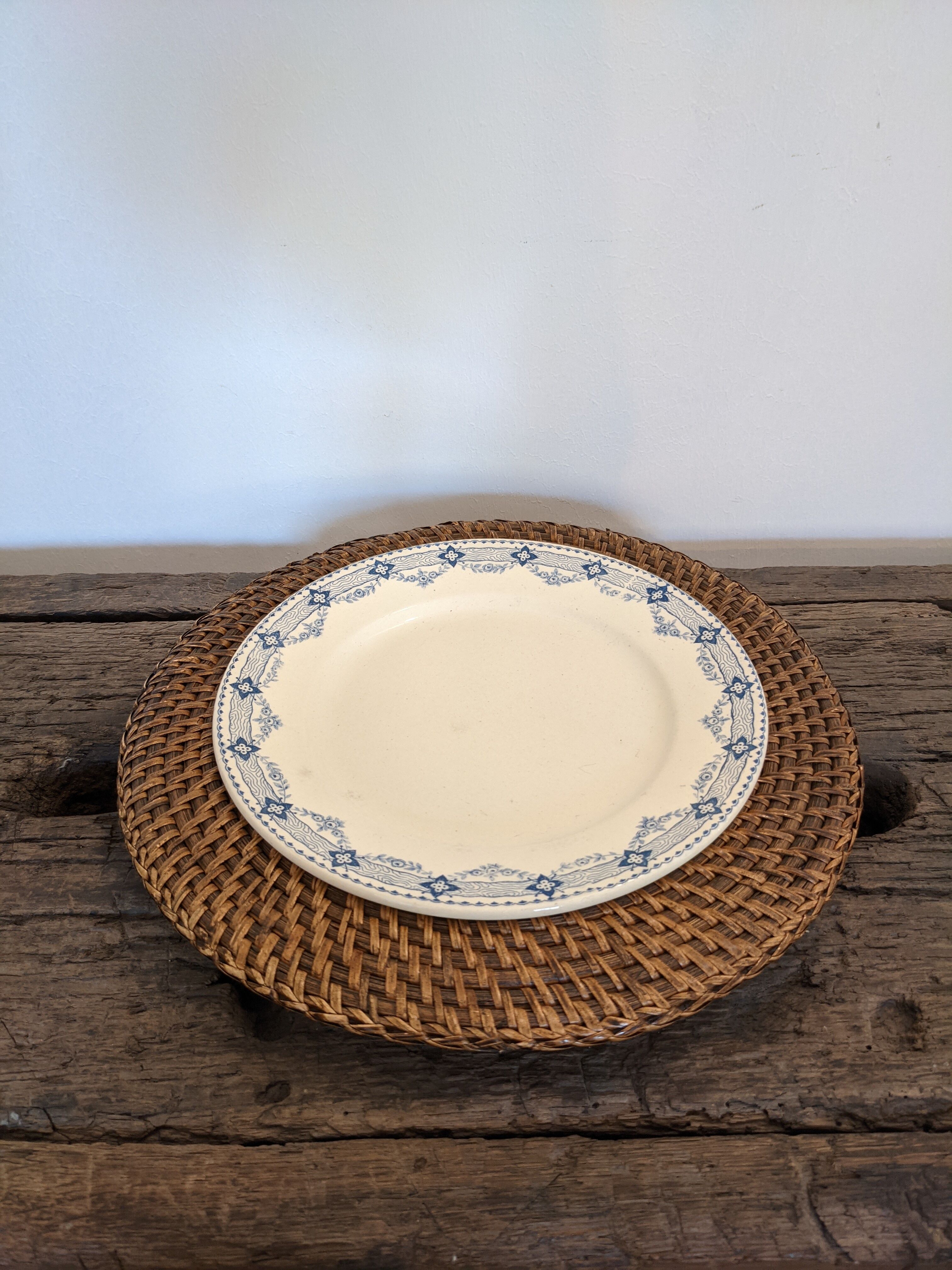 Set of 7 presentation plates in wicker rattan cannage