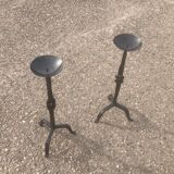 Paire de bougeoirs sur pied en fer forgé