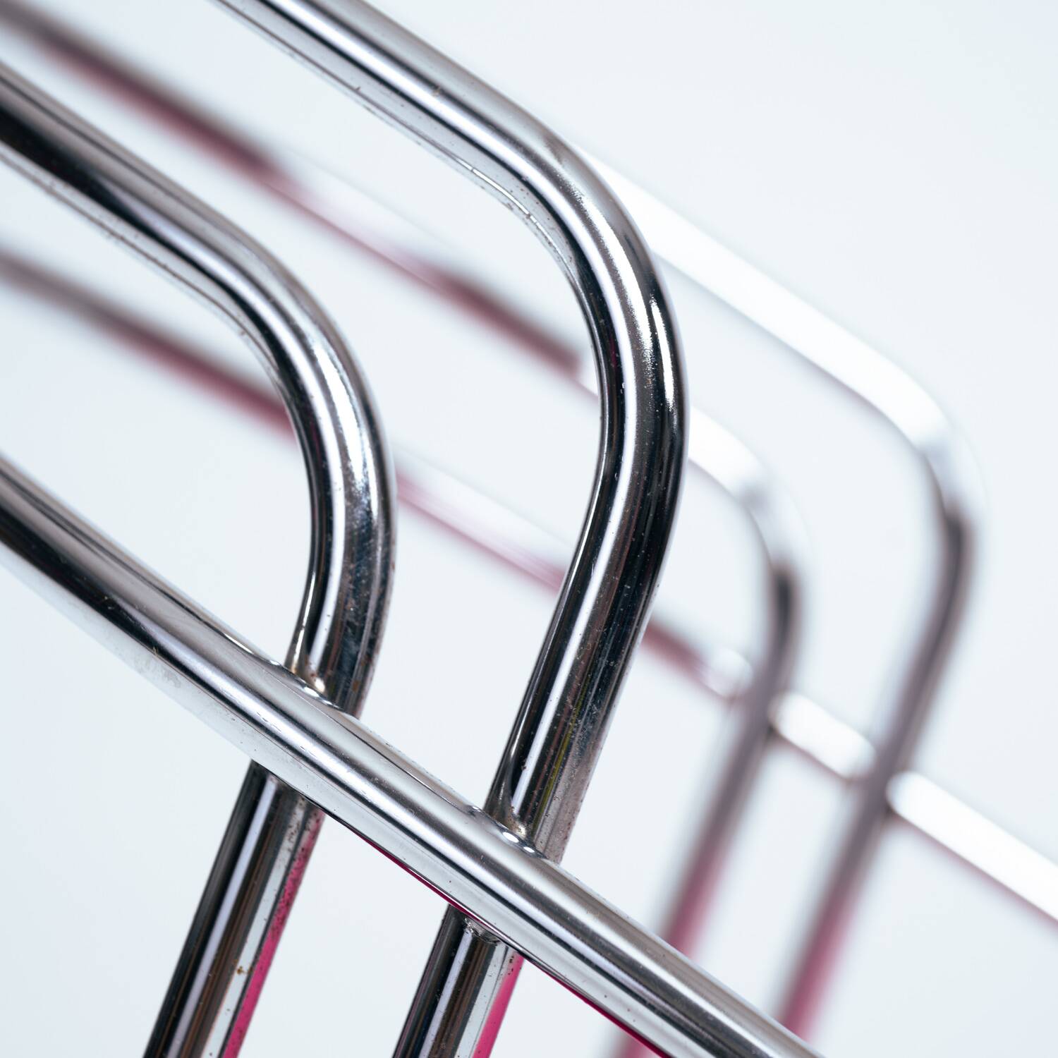 Ensemble de quatre chaises de salle à manger italiennes des années 50 en chrome et velours rose.
