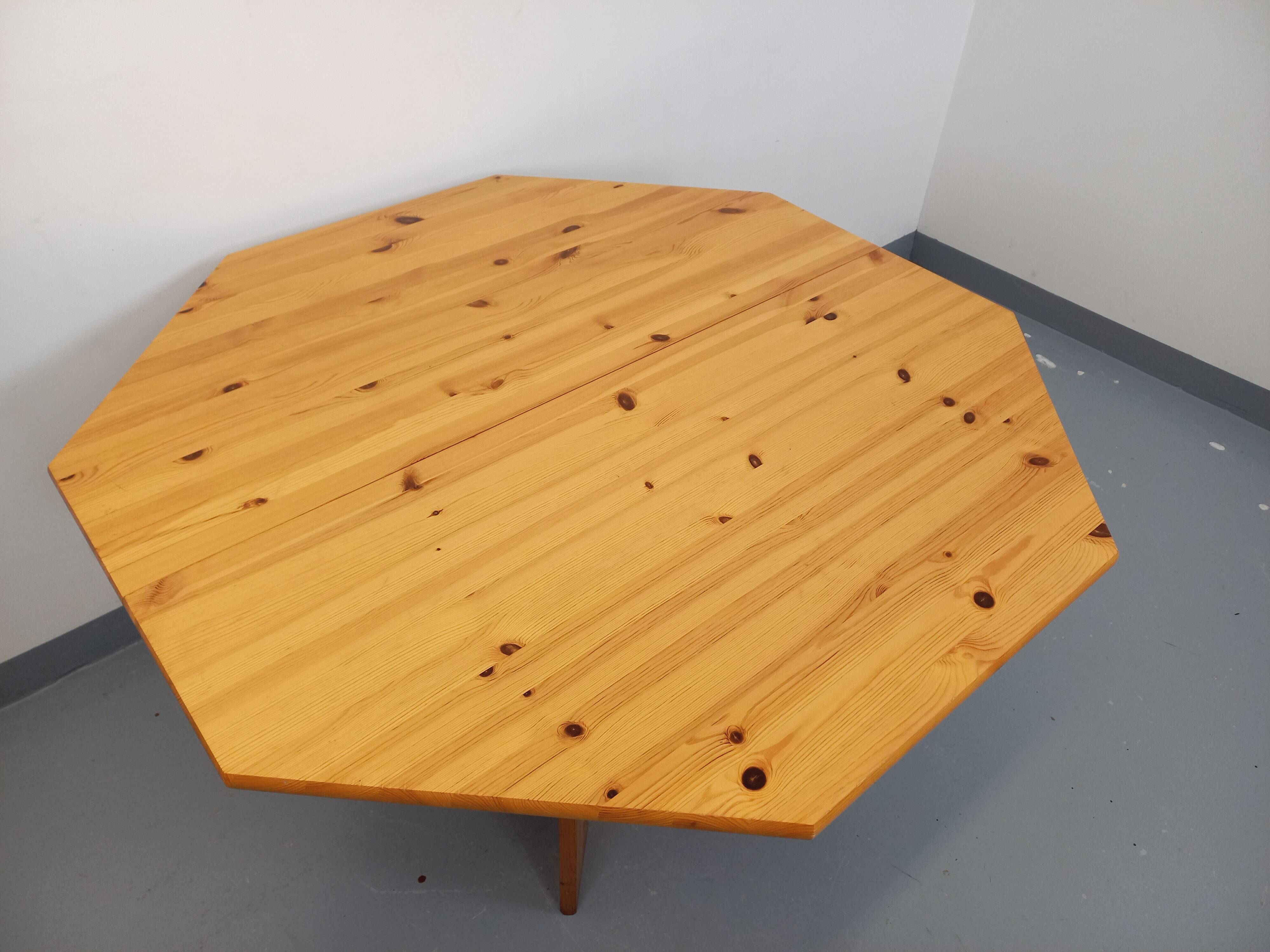 Vintage octagonal dining table from the 1980s in pine with an extension.