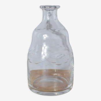 Carafe en verre gravé