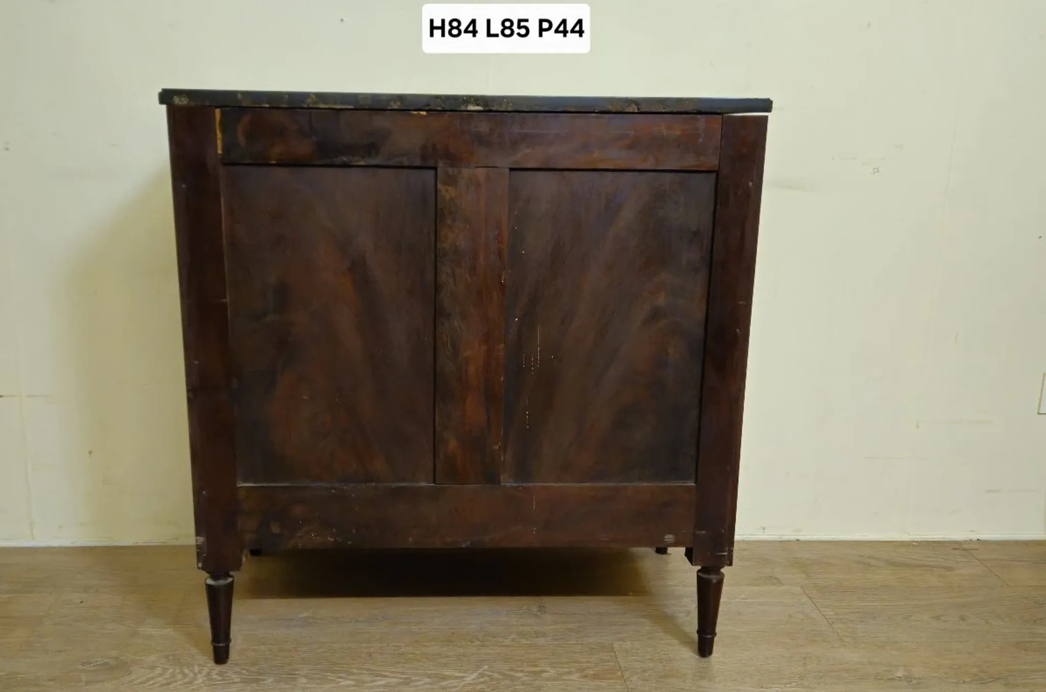 Buffet / cupboard with doors / accent piece in Louis XVI style made of mahogany.