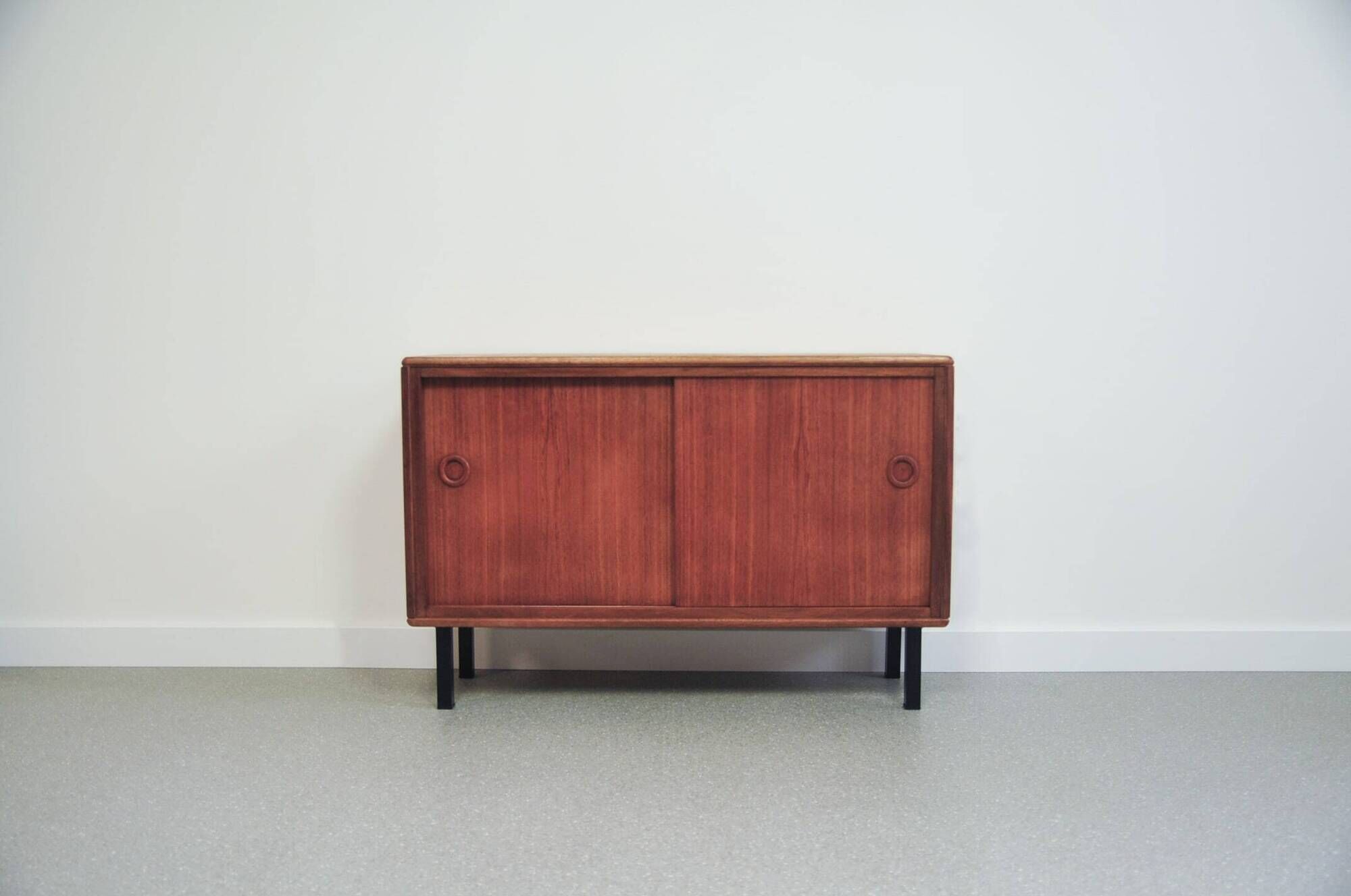 Cabinet en teck vintage avec portes coulissantes