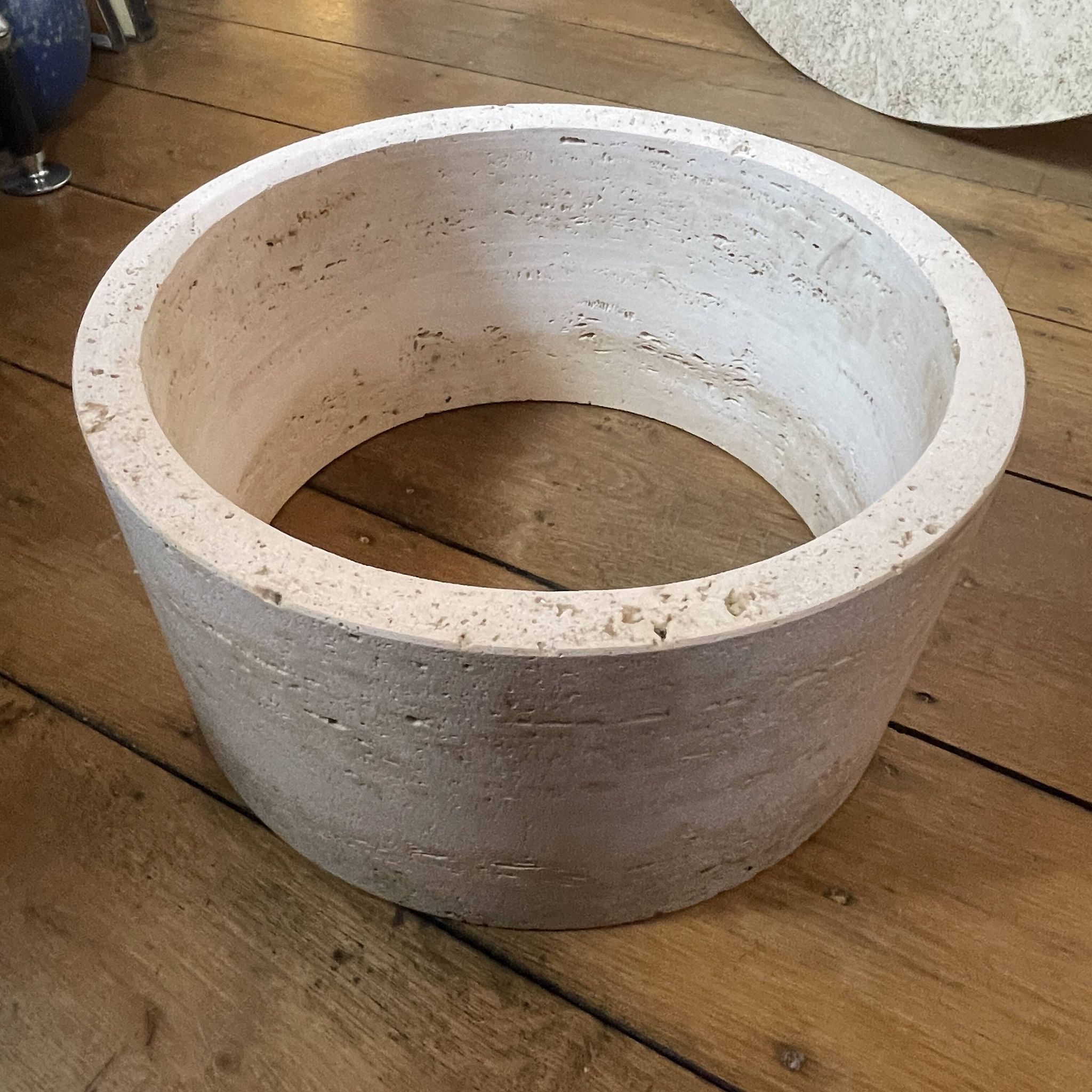 Round travertine coffee table, attributed to Angelo Mangiarotti, central cylindrical leg, 1970s