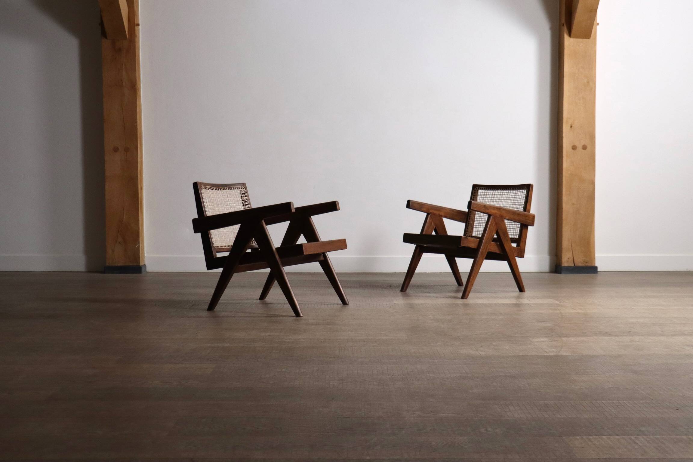 Chaises longues Pierre Jeanneret PJ-SI-29-A en teck et en rotin, années 1950.