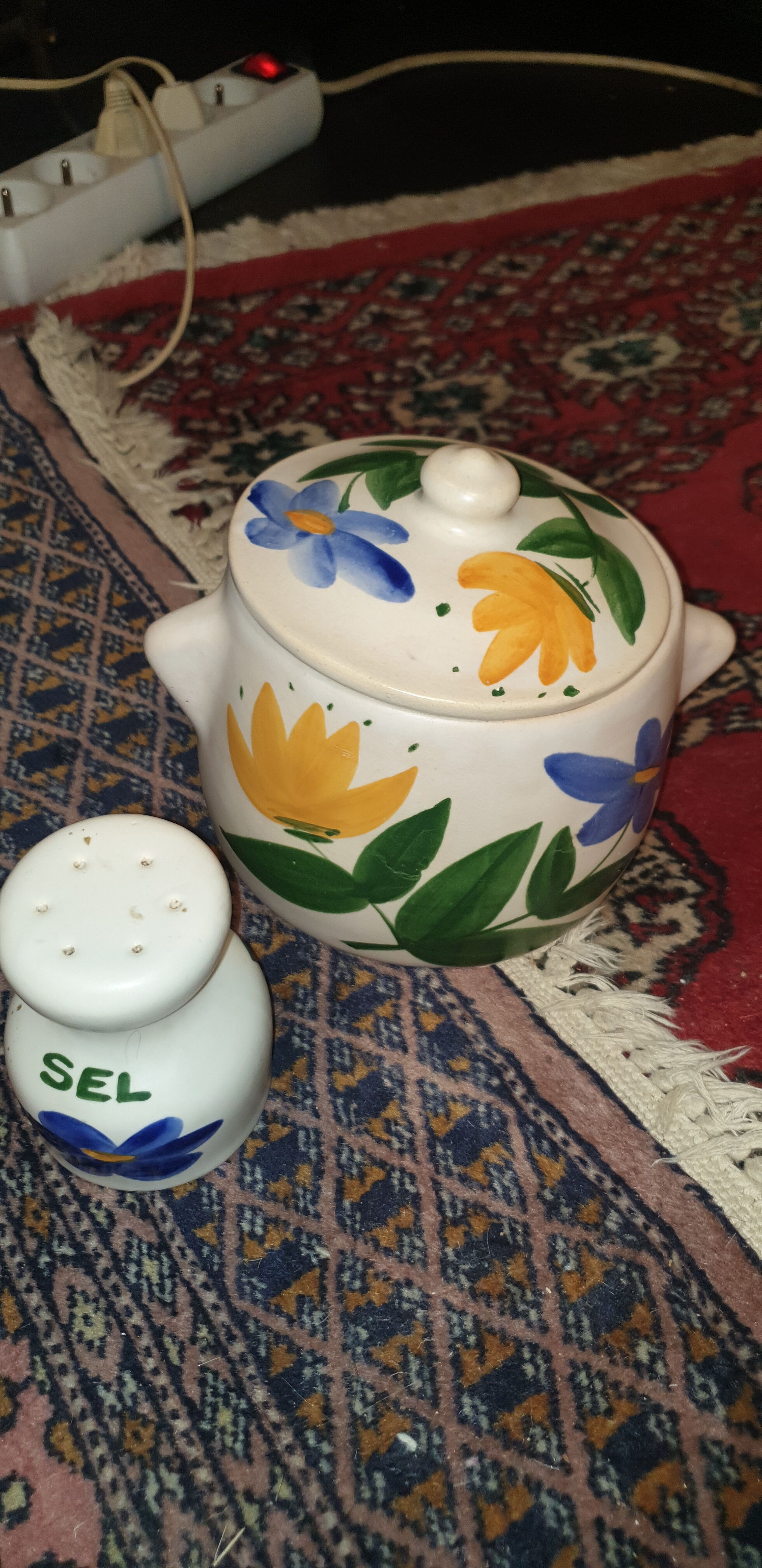 Earthenware service 1970 freehand painted decoration