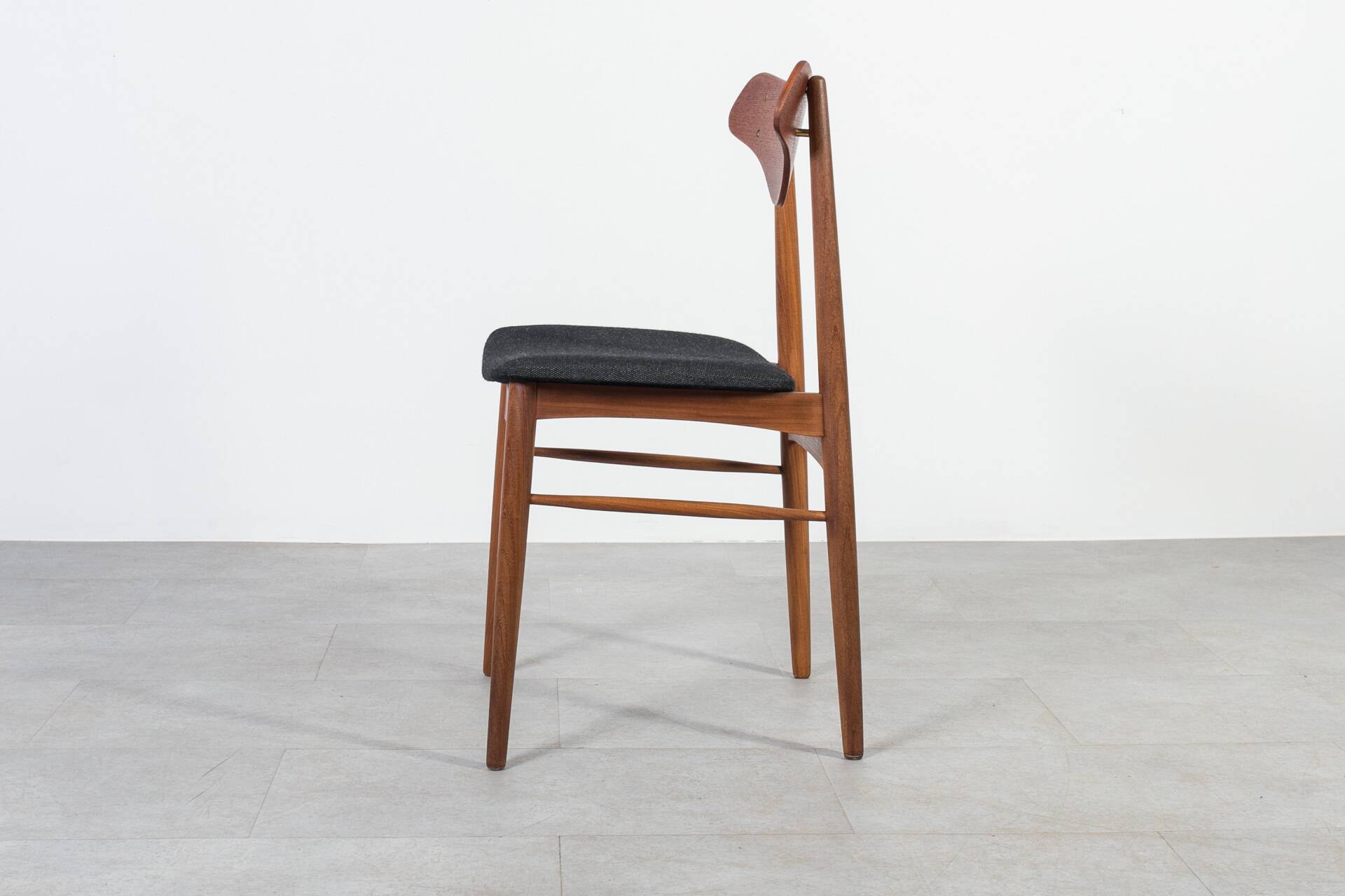 anish Mid-Century Dining Set – Teak Extension Table and 6 Chairs, 1960s