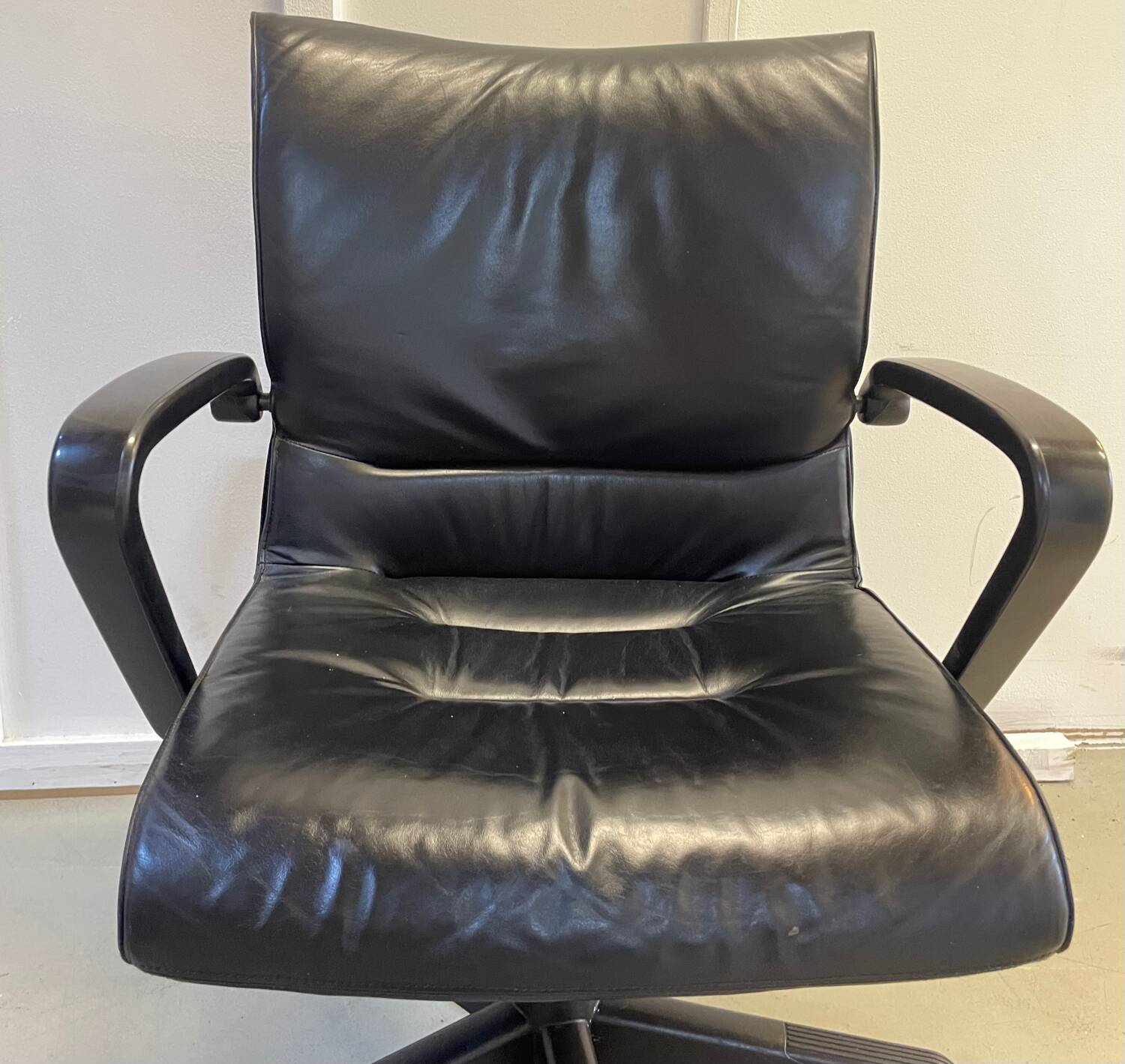 Black leather office chair Model "Qualis" by Emilio Ambasz for Tecno, 1991