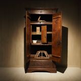 Armoire française du XVIIIe siècle 'fleur-de-lis'