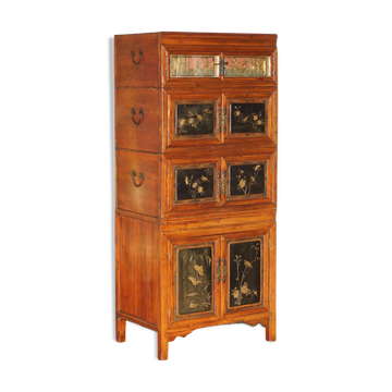Armoire chinoise antique sculptée à la main vers 1880 avec poignées de campagne