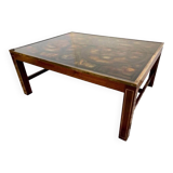 Table basse en bois exotique, garniture laiton et planisphère sous verre.