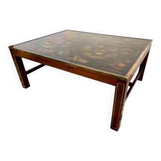 Table basse en bois exotique, garniture laiton et planisphère sous verre.