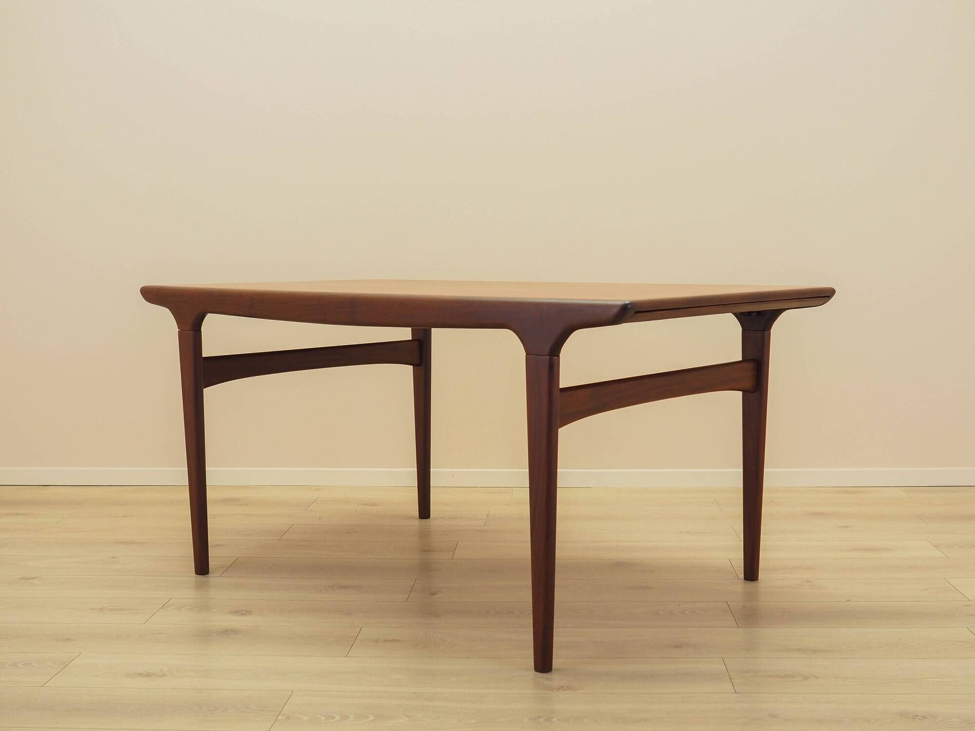 Table en teck, design danois, années 1970, designer : Johannes Andersen