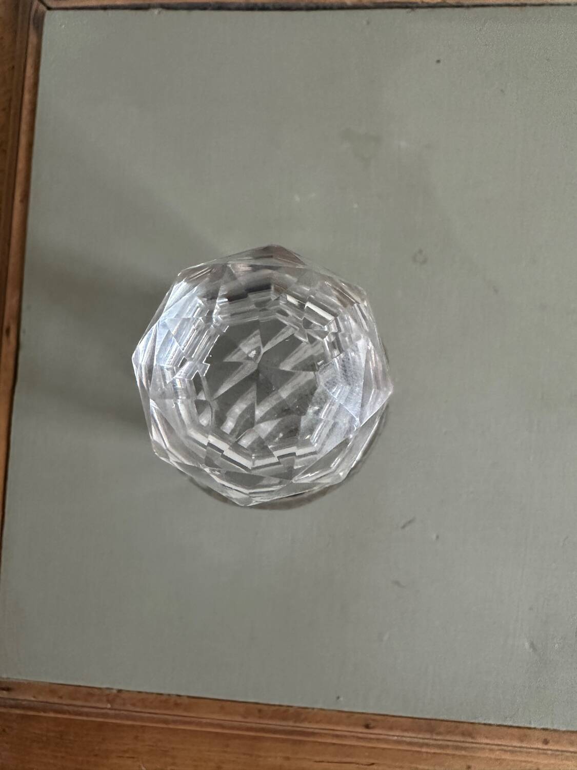 Glass bottle and its glass stopper