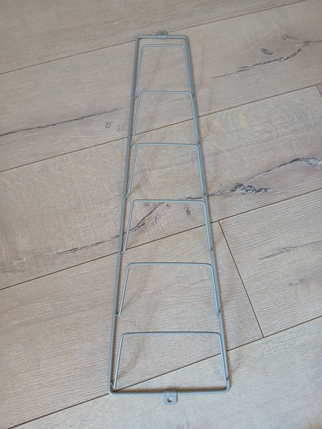 Metal wall-mounted magazine/book rack