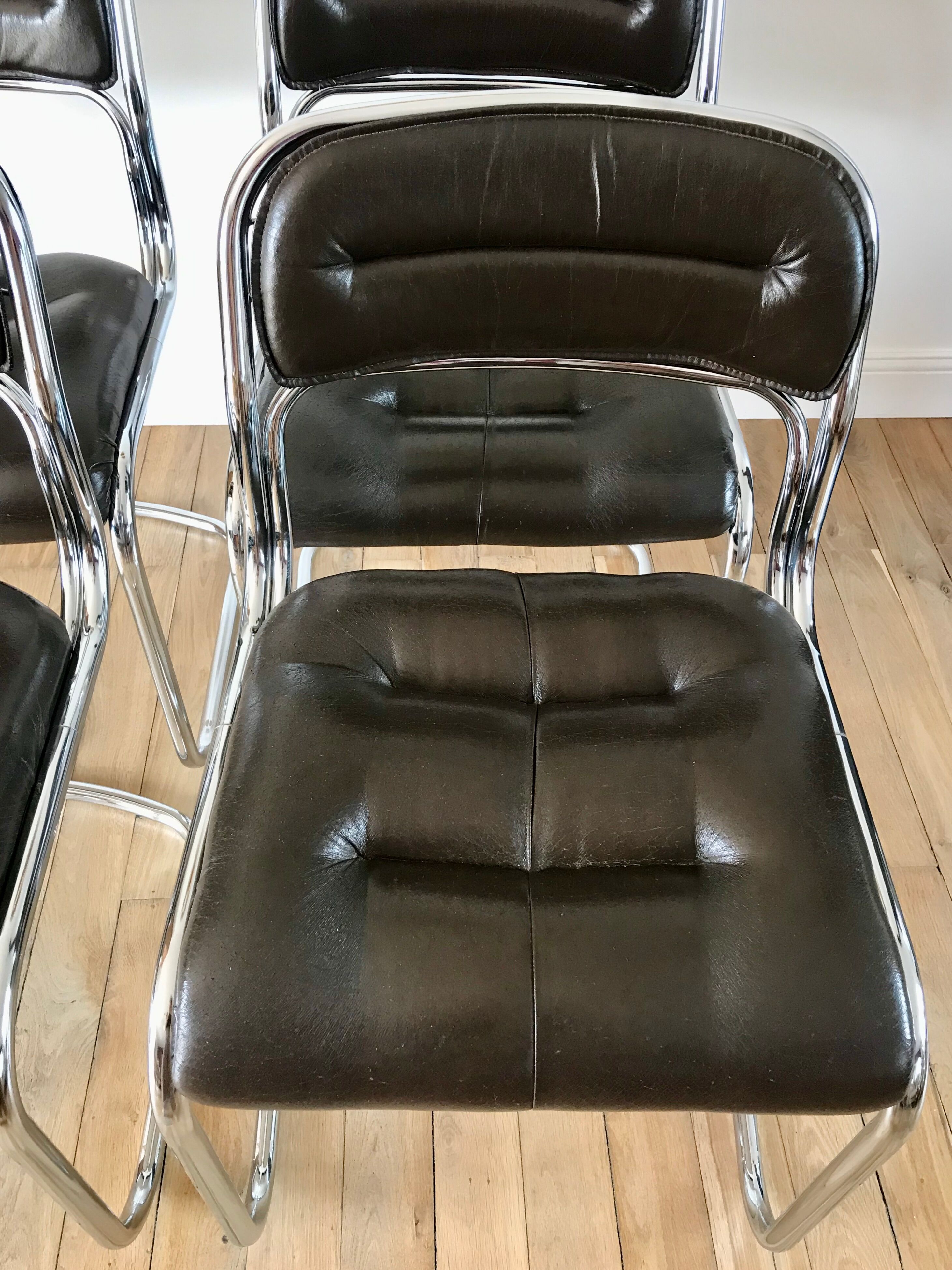 Set consisting of a table in chrome and smoked glass and its 4 tubular chairs in chrome and skaï a