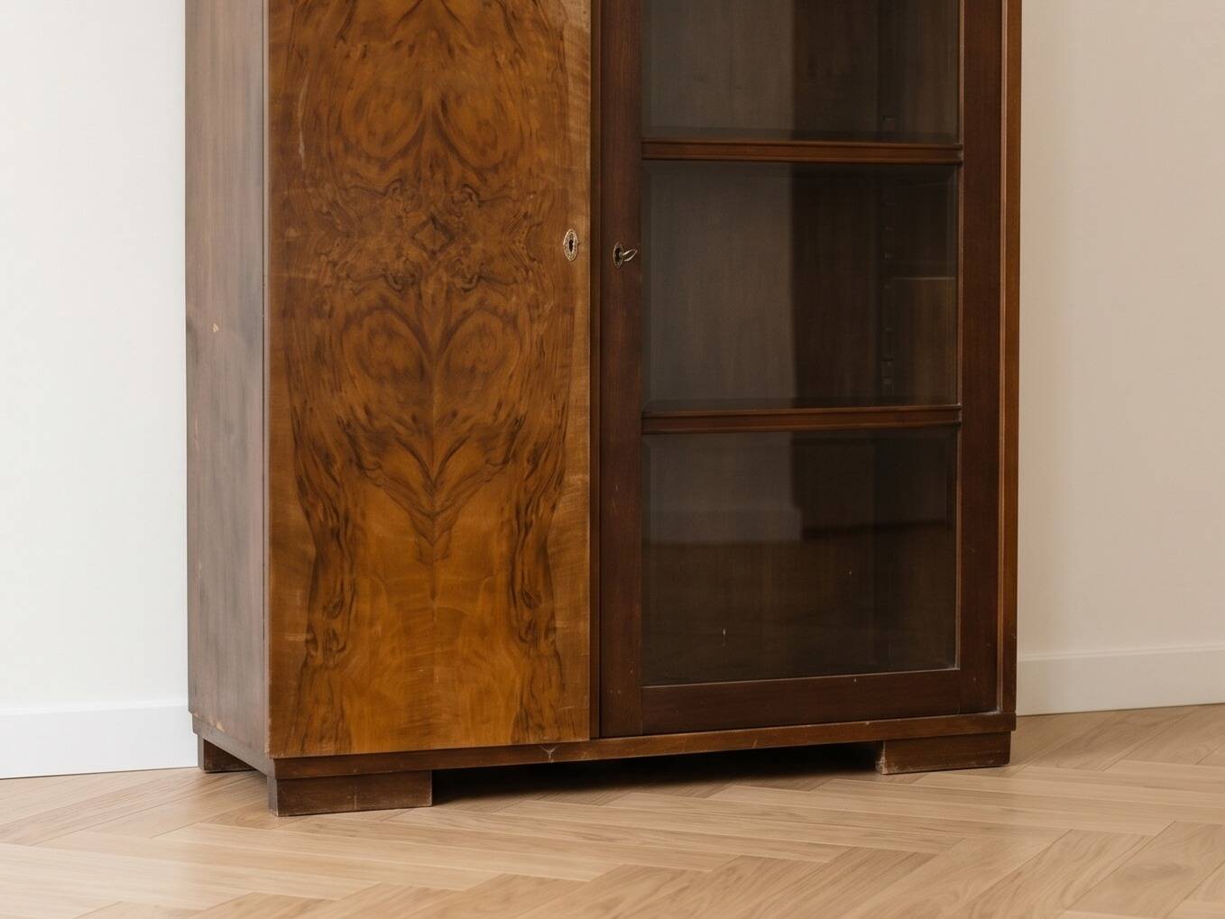 Antique Art Deco display cabinet in wood and walnut veneer.