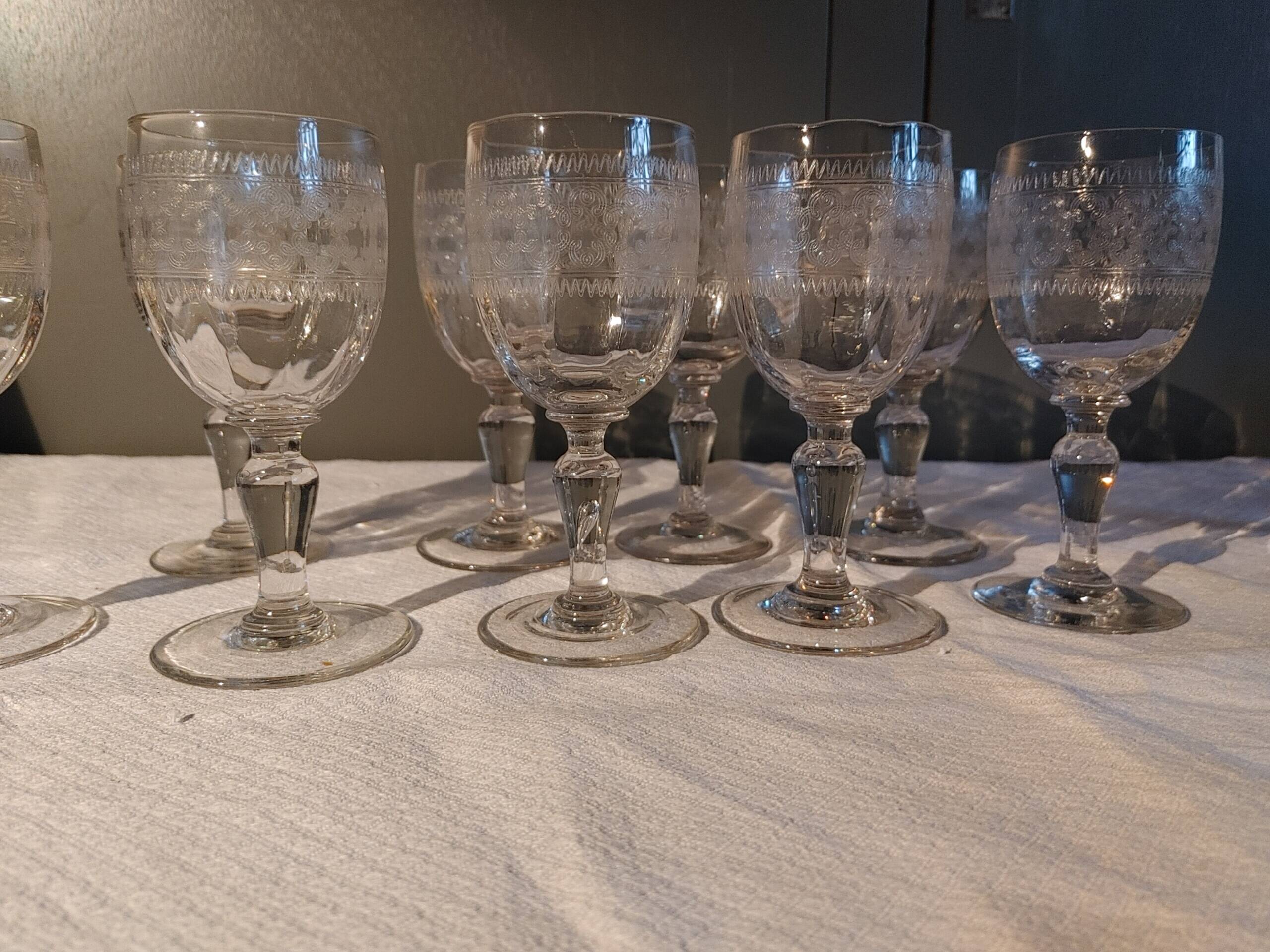 Verres anciens gravés - 6 eau - 6 vin - 6 apéritif