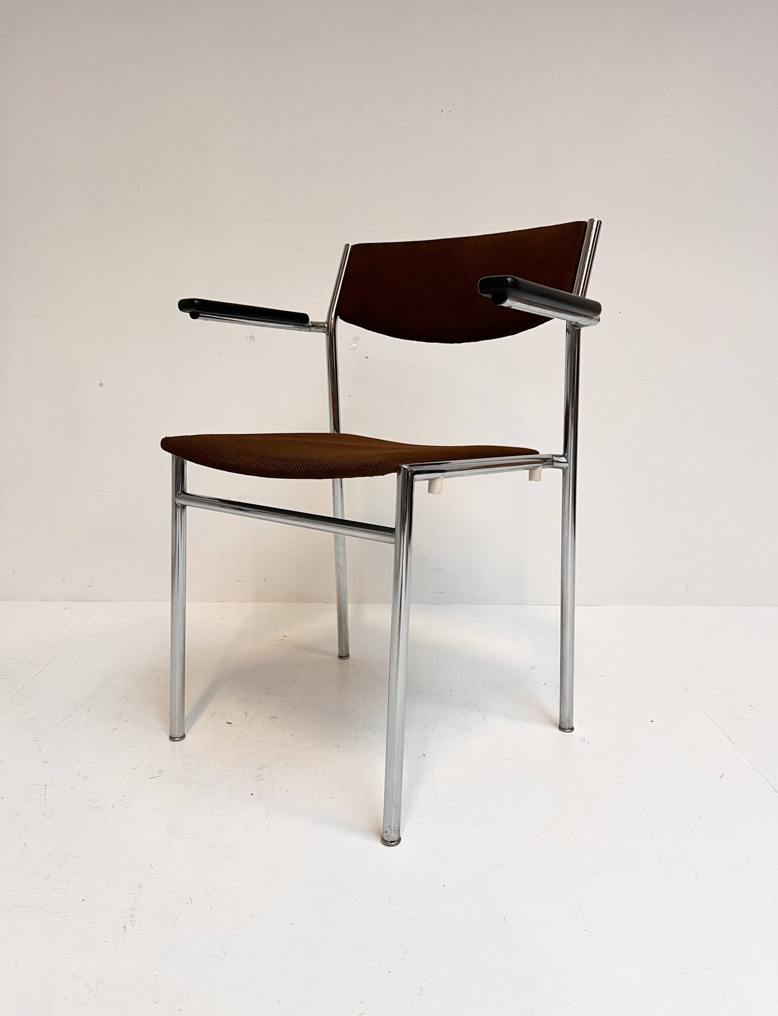 Set of 6 stackable chairs in rust colour by Gijs van der Sluis, 1970s.