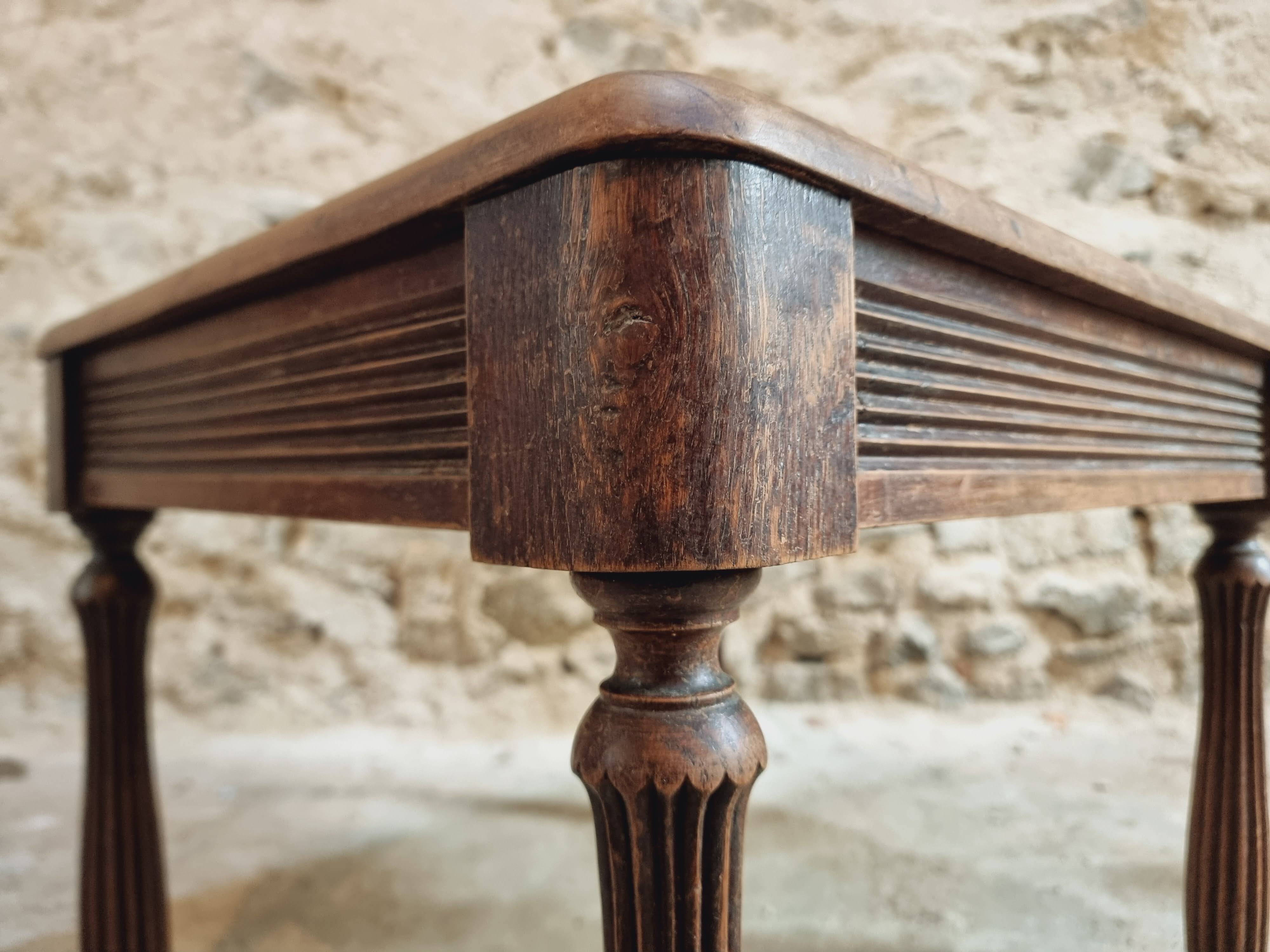 Table basse ancienne en noyer et chêne – France, vers 1900