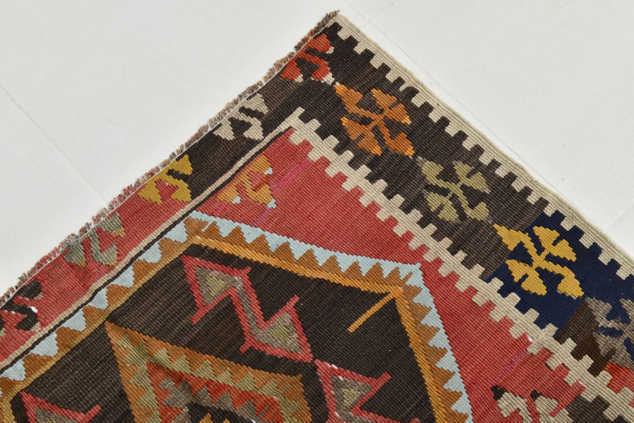 Tapis Kilim Ancien Fait Main – Motifs Géométriques et Symboles Protecteurs