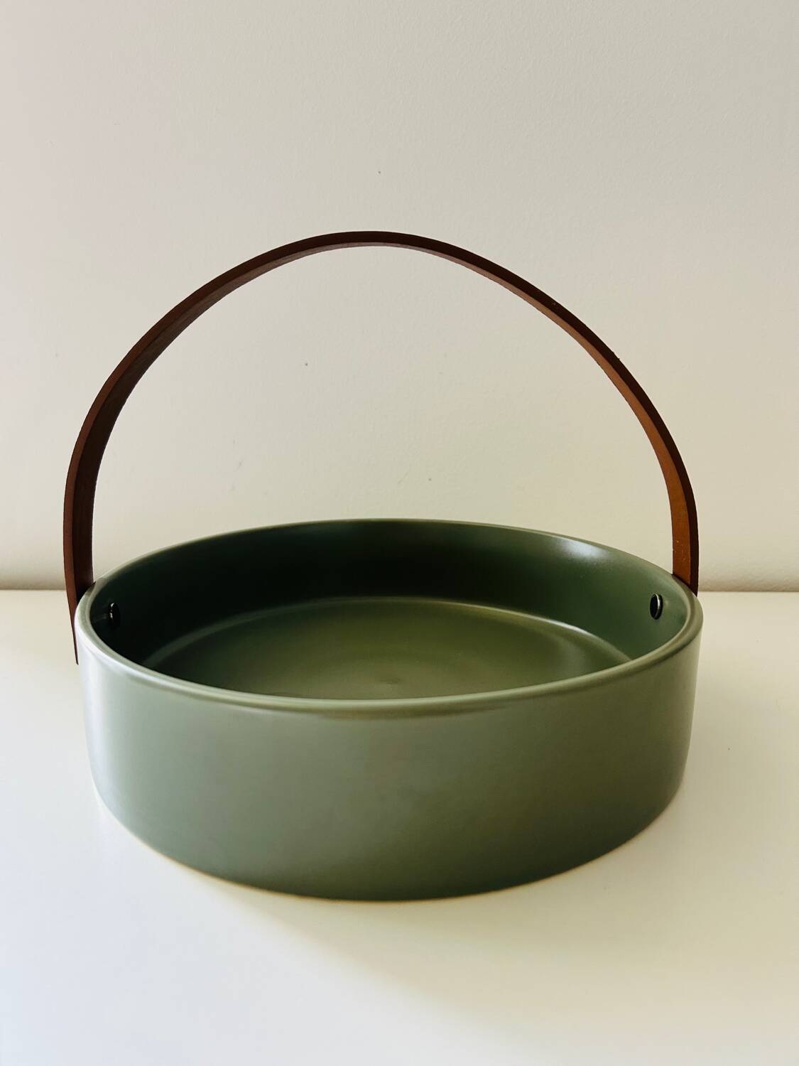 Scandinavian plateau with leather handle