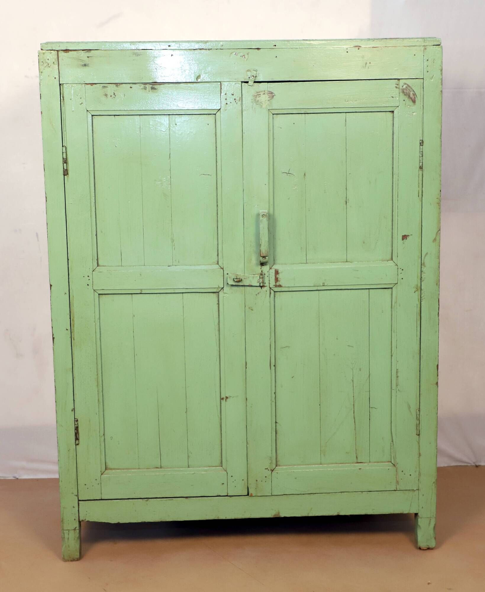 Vaisselier - Burmese teak buffet with original pistachio green patina