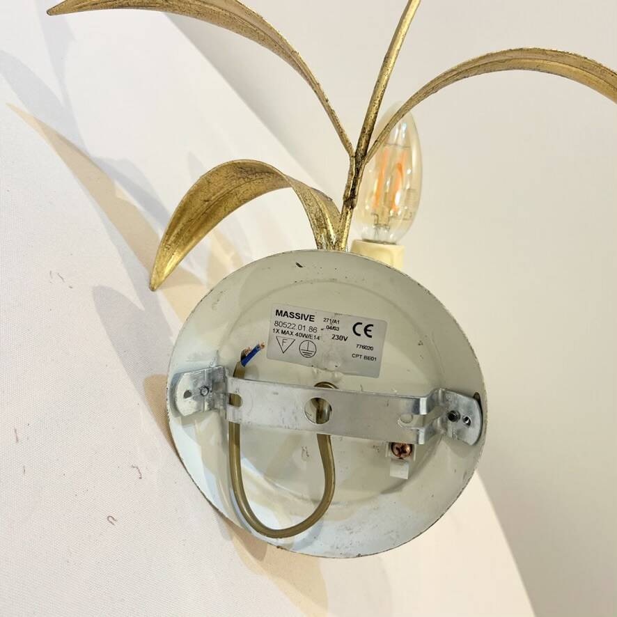Gold leaf metal flower wall sconce, 1970s-1980s, Hollywood Regency Masca
